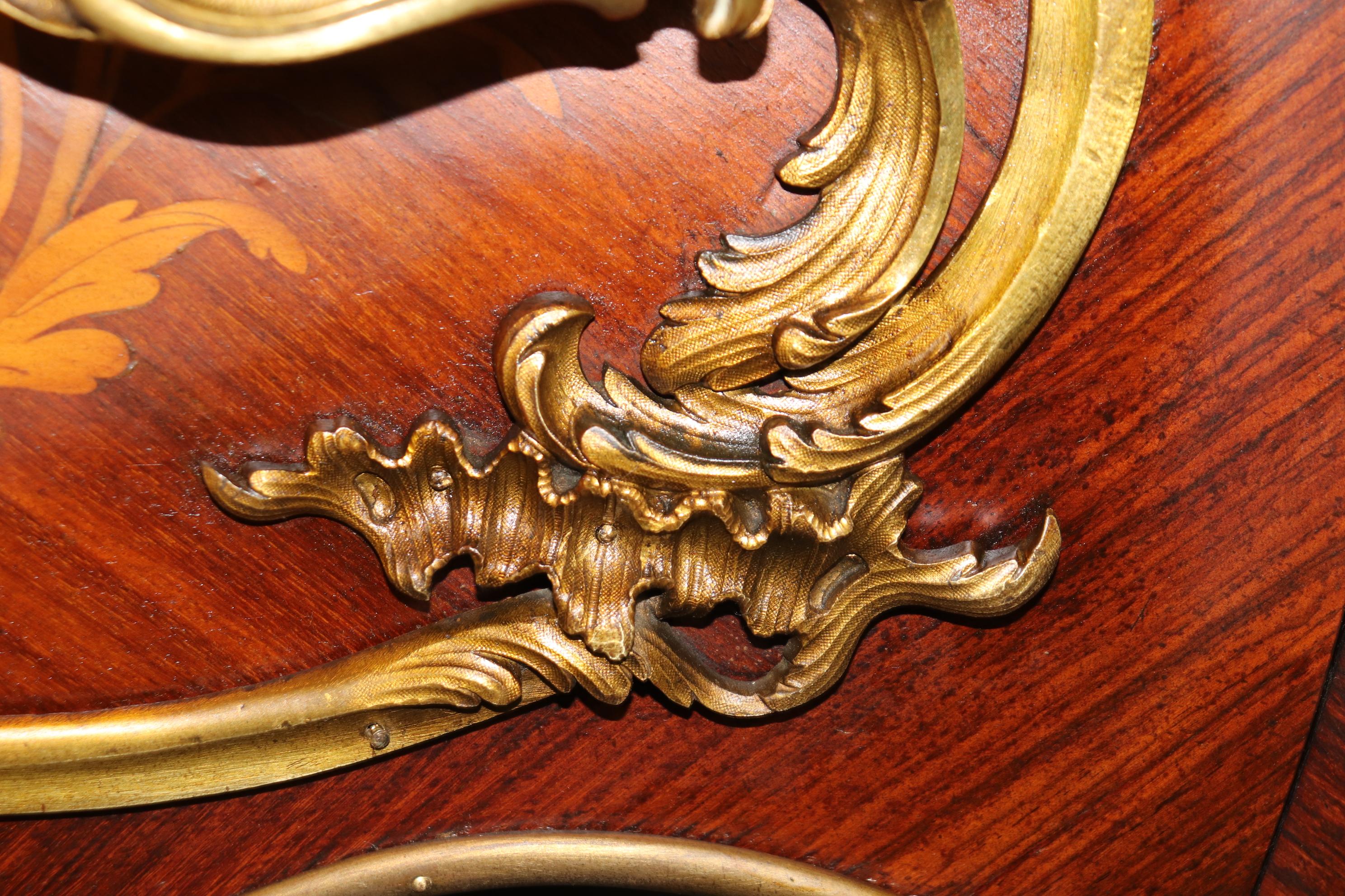 Commodo di qualità con piano in marmo intarsiato in Wood Wood francesi misti montato in bronzo in vendita 6