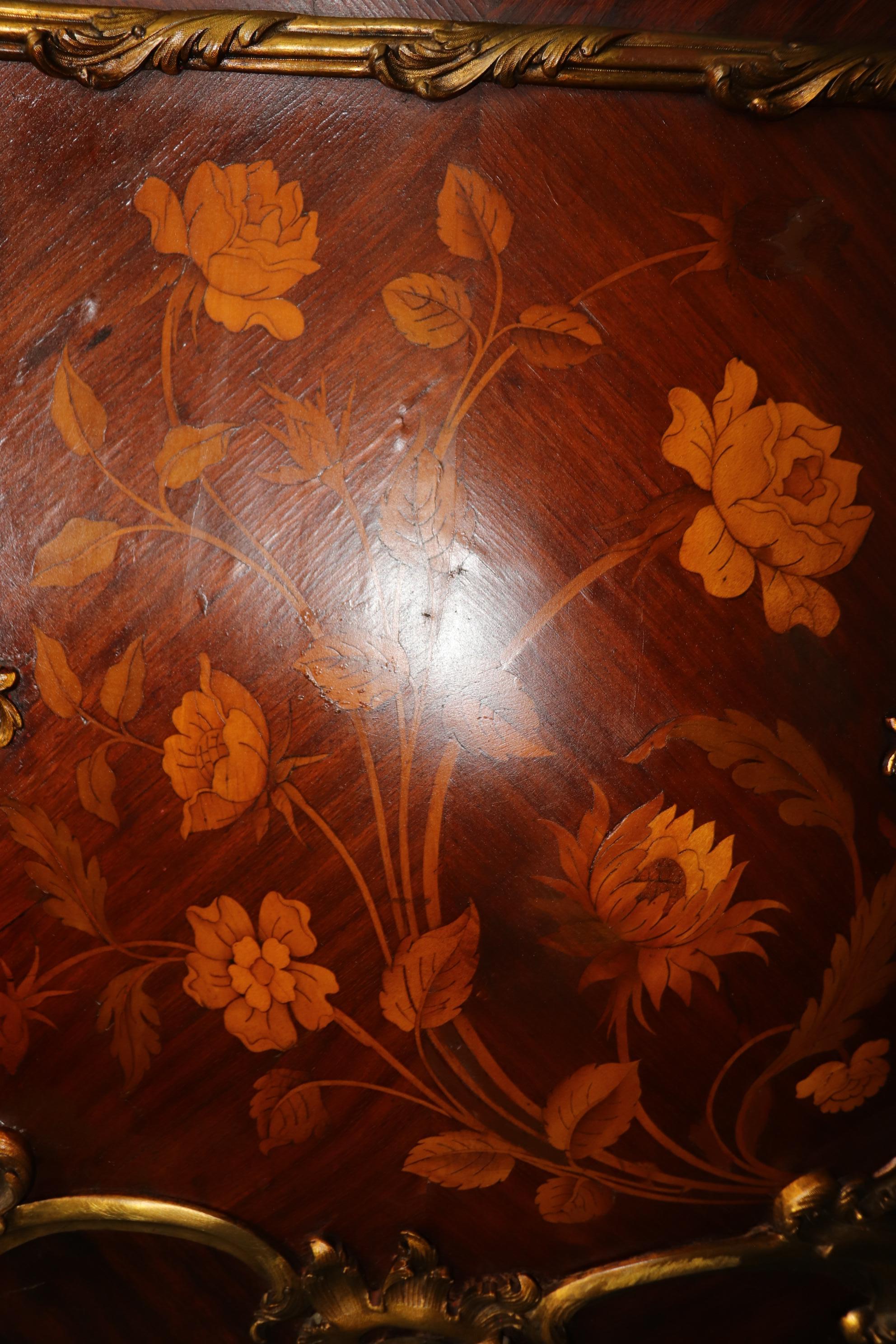 Commodo di qualità con piano in marmo intarsiato in Wood Wood francesi misti montato in bronzo in vendita 9