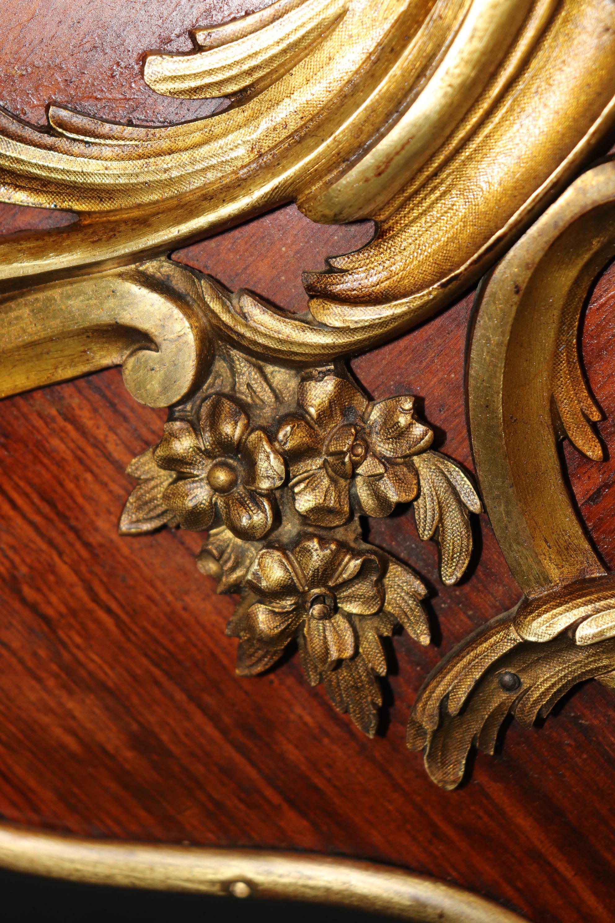 Francese Commodo di qualità con piano in marmo intarsiato in Wood Wood francesi misti montato in bronzo in vendita