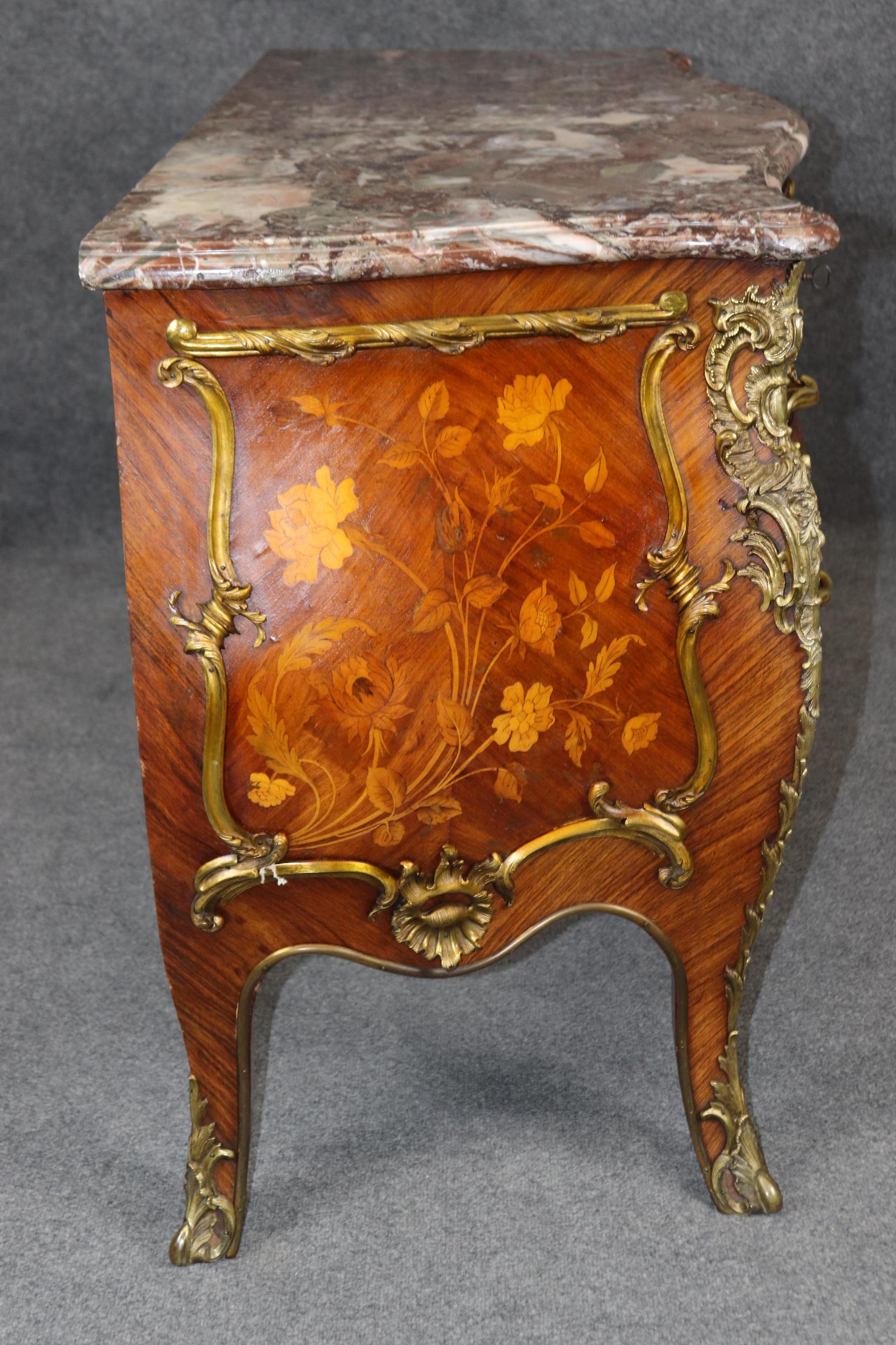 Fine XIX secolo Commodo di qualità con piano in marmo intarsiato in Wood Wood francesi misti montato in bronzo in vendita