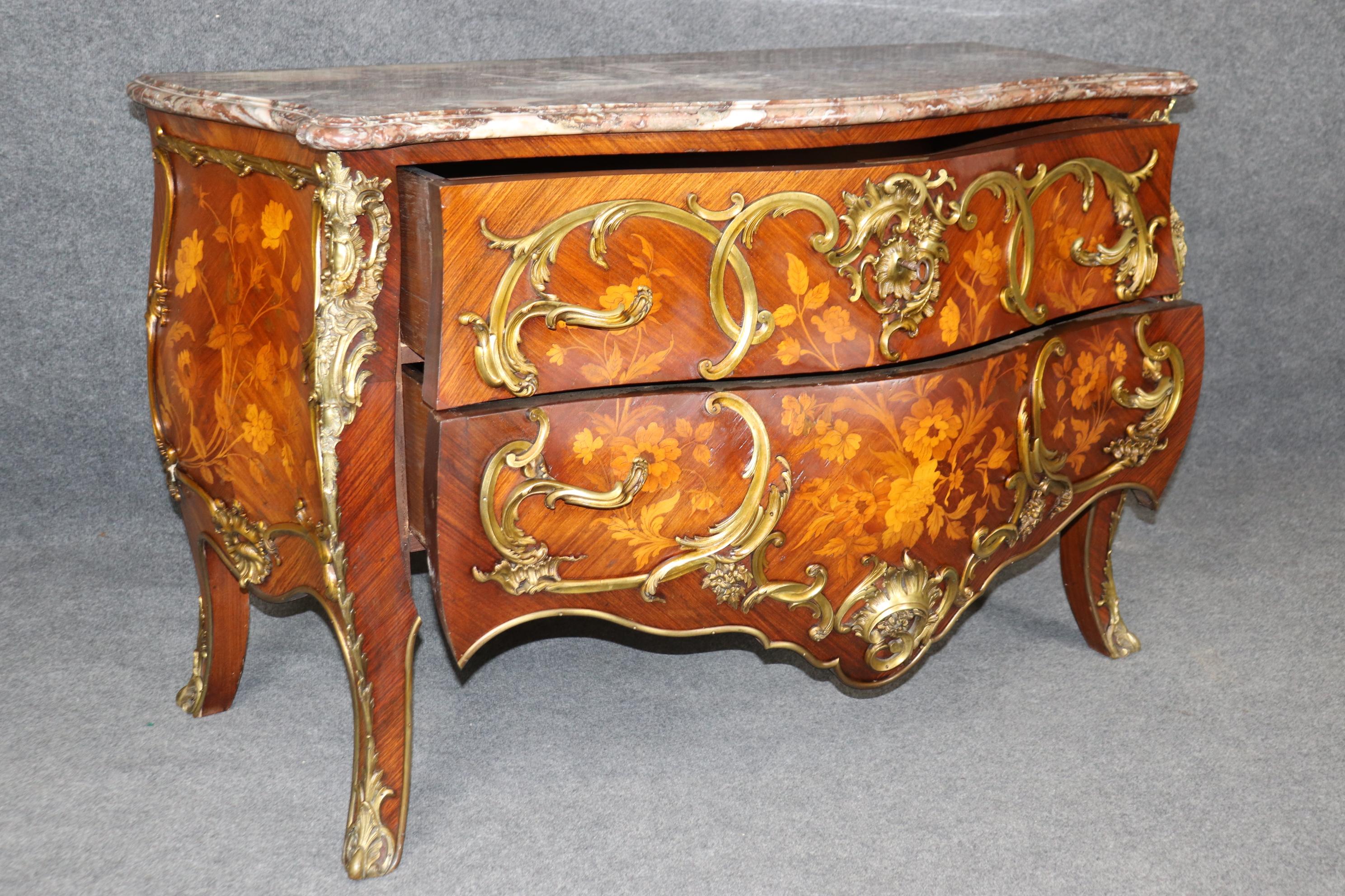 Legno di seta Commodo di qualità con piano in marmo intarsiato in Wood Wood francesi misti montato in bronzo in vendita