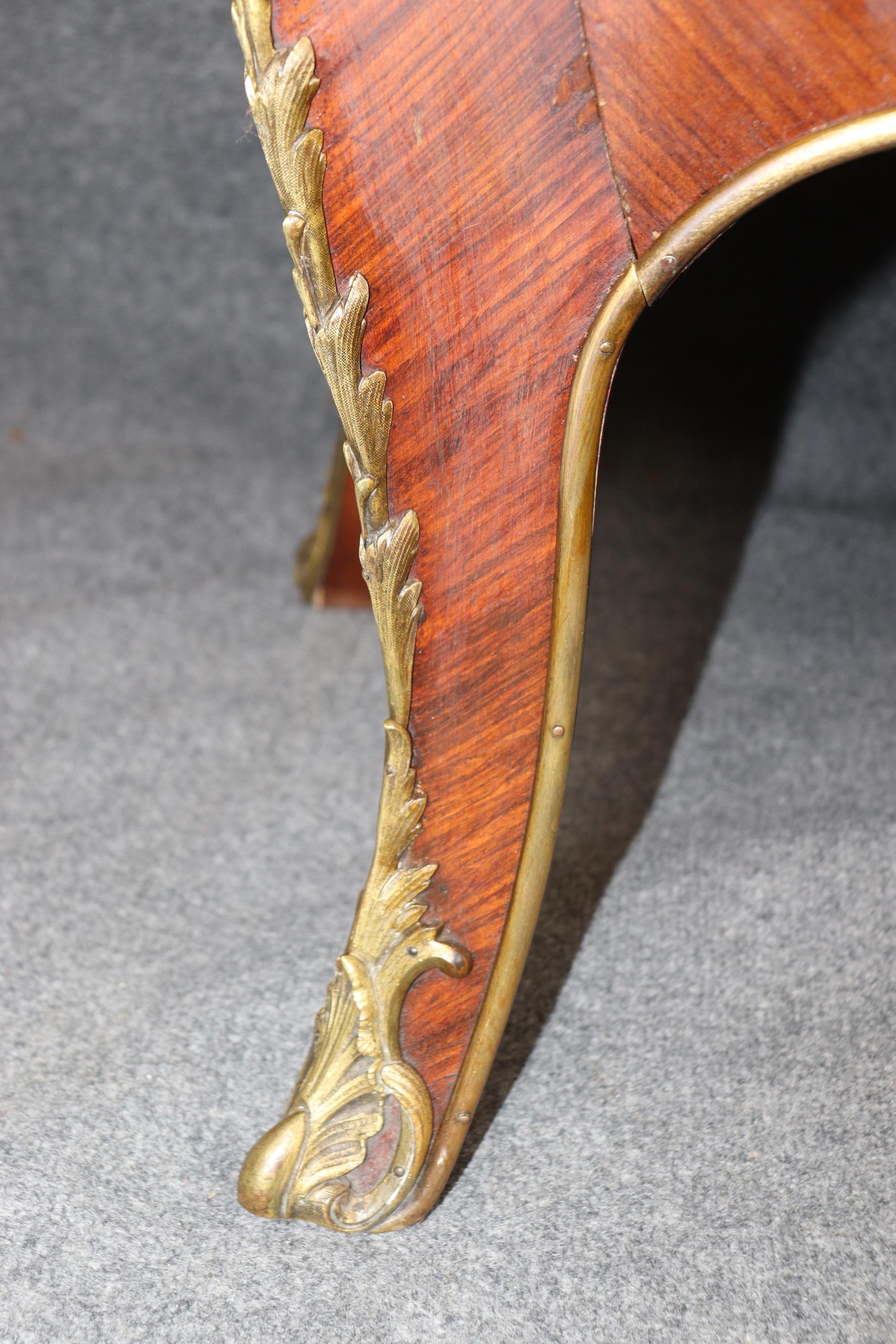 Commodo di qualità con piano in marmo intarsiato in Wood Wood francesi misti montato in bronzo in vendita 1