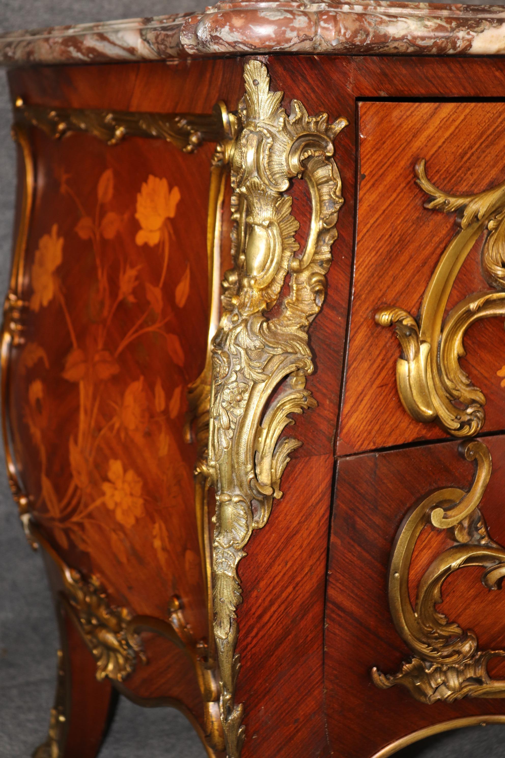 Commodo di qualità con piano in marmo intarsiato in Wood Wood francesi misti montato in bronzo in vendita 2