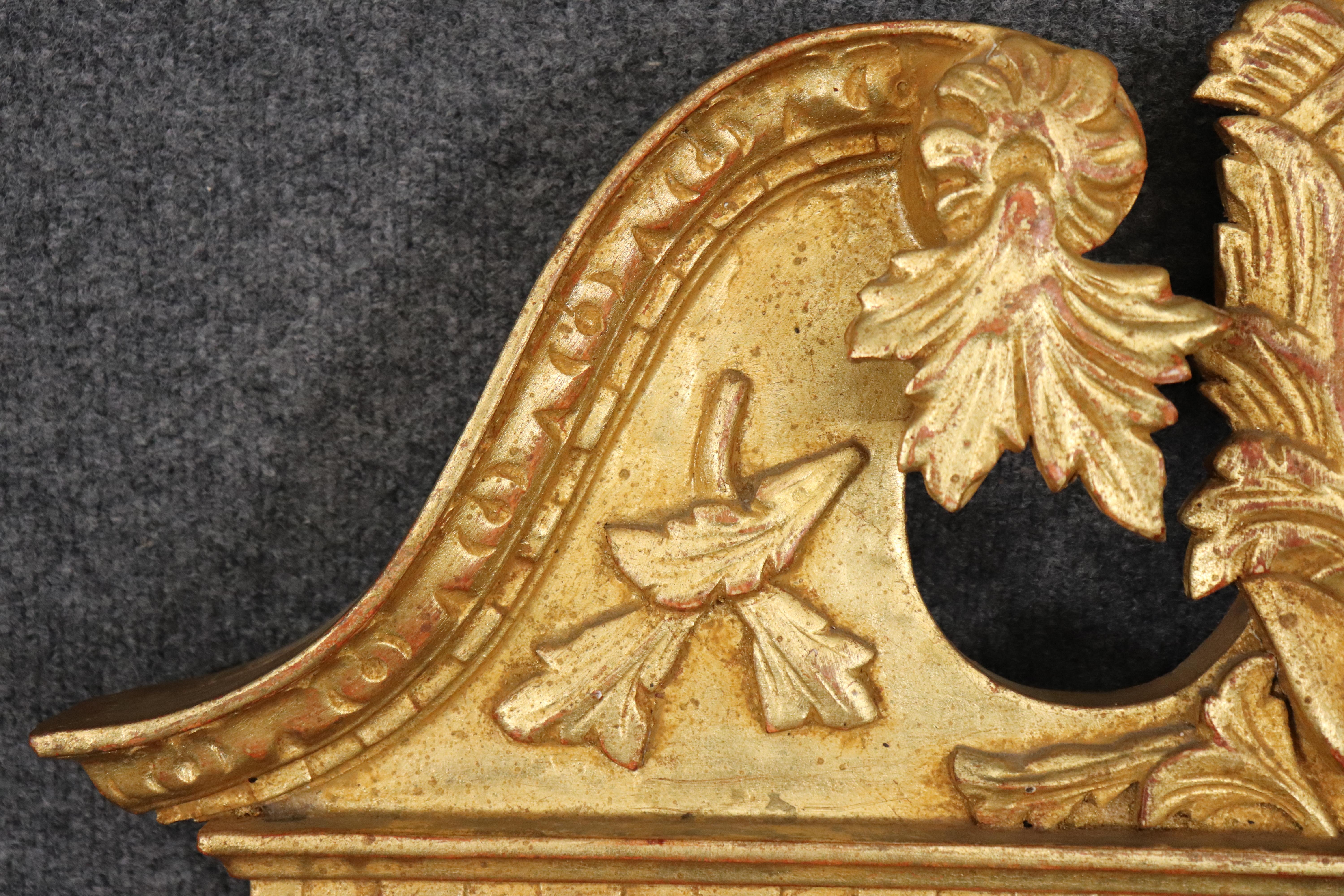 Milieu du XXe siècle Fine Quality Italian Made Federal Style Tall Gilded Carved Wall Mirror (miroir mural sculpté et doré) en vente