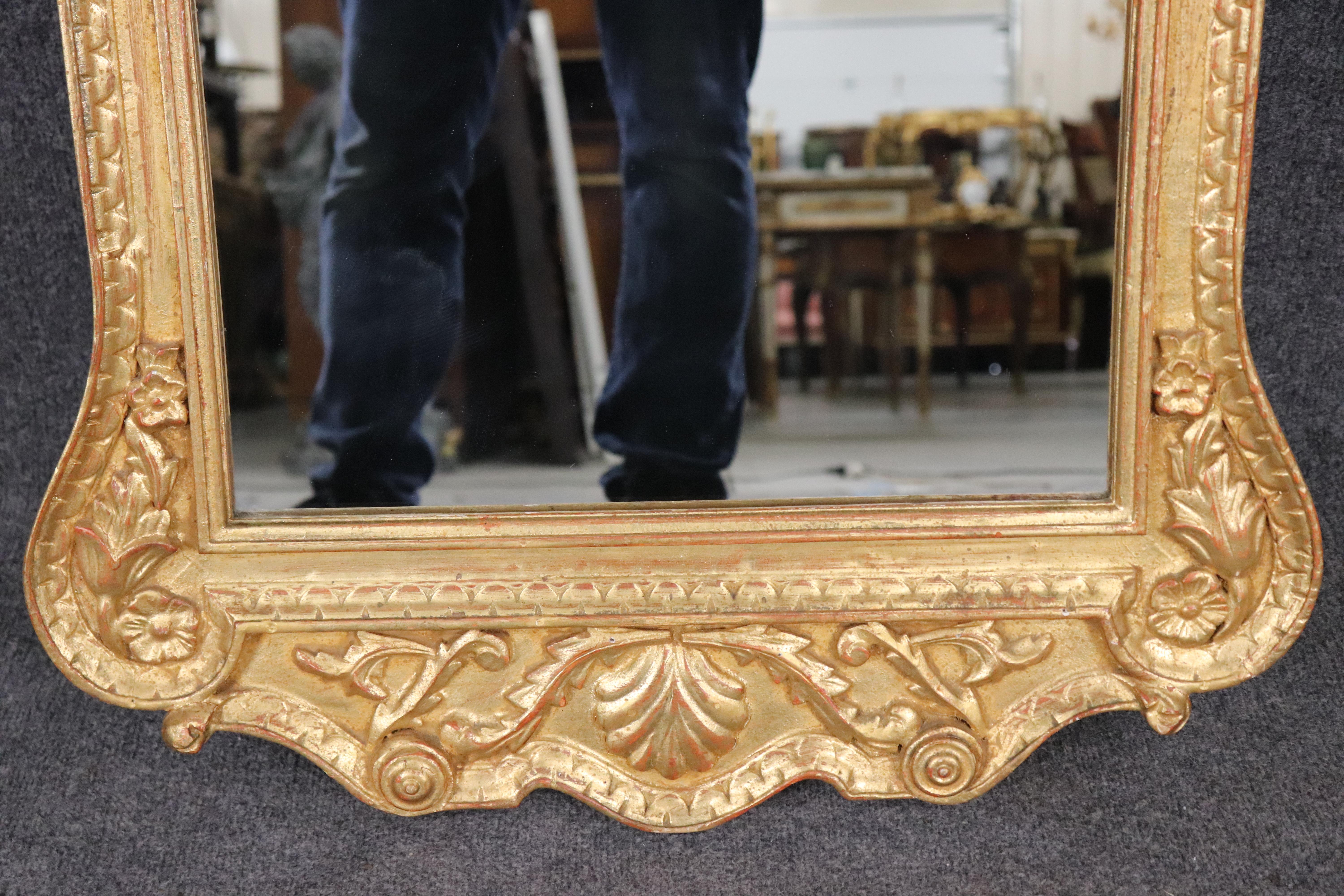 Noyer Fine Quality Italian Made Federal Style Tall Gilded Carved Wall Mirror (miroir mural sculpté et doré) en vente