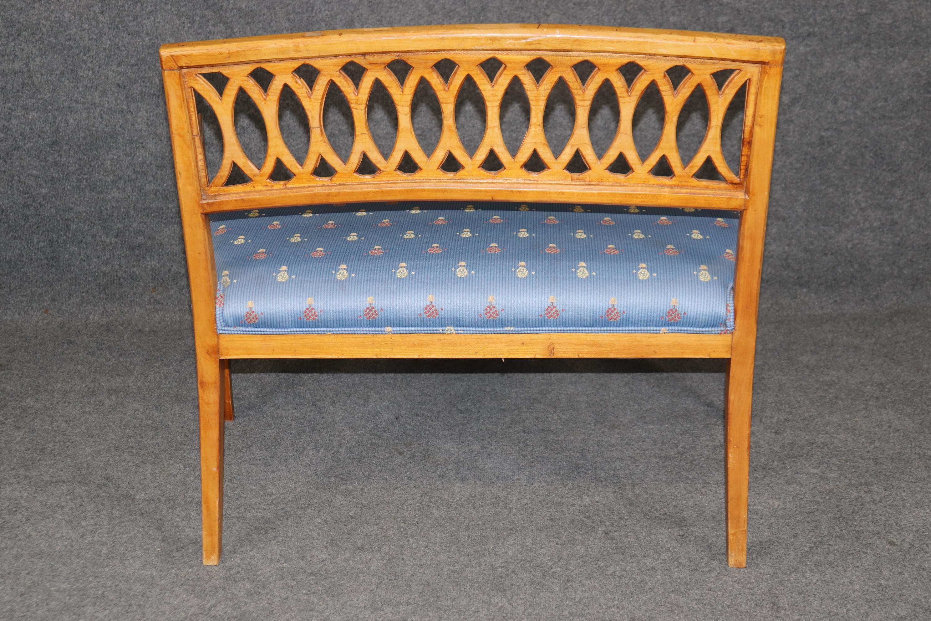 Si tratta di un divano in legno di faggio meravigliosamente semplice e allo stesso tempo molto sofisticato, realizzato in Italia in stile Neoclassico revival degli anni '40. Il pezzo presenta una qualità d'intaglio superba e uno stile robusto ma