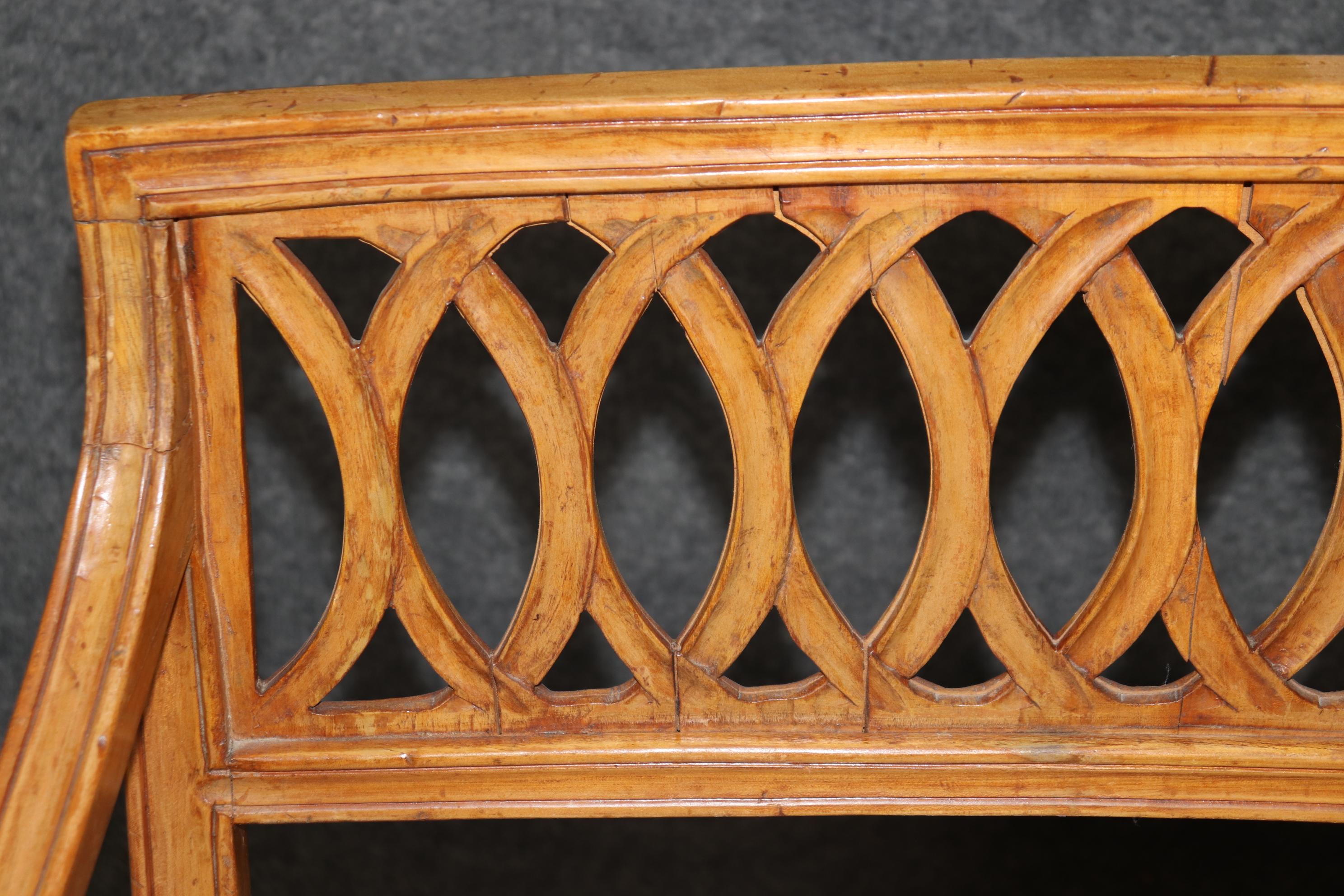 Neoclassico Divanetto in legno di faggio intagliato di alta qualità e dalle forme raffinate in vendita