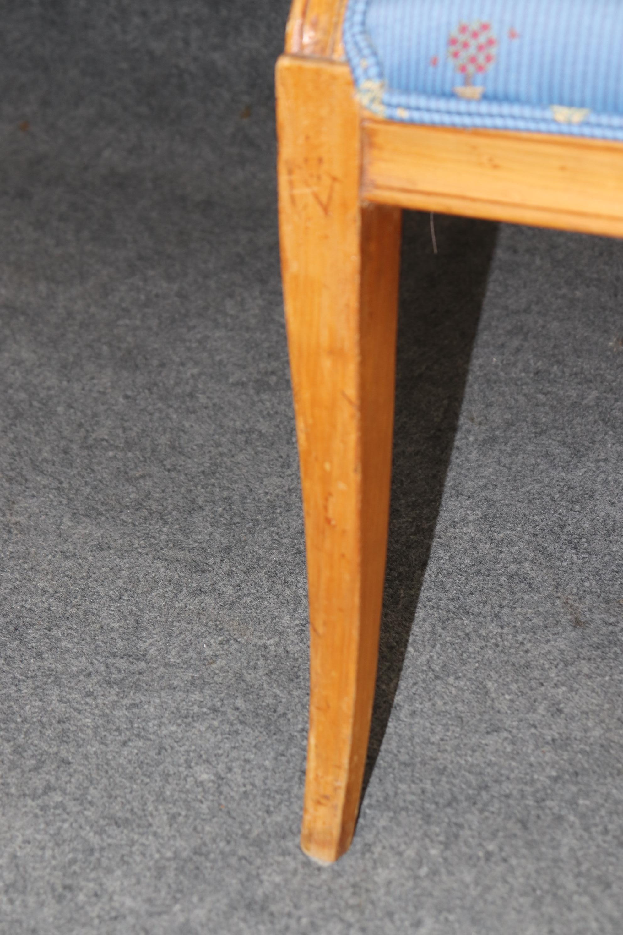 Divanetto in legno di faggio intagliato di alta qualità e dalle forme raffinate in vendita 1
