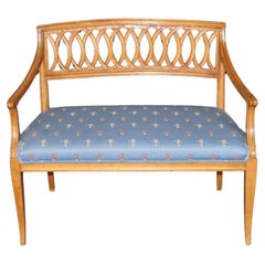 Settee néoclassique italienne de belle forme en bois de hêtre sculpté