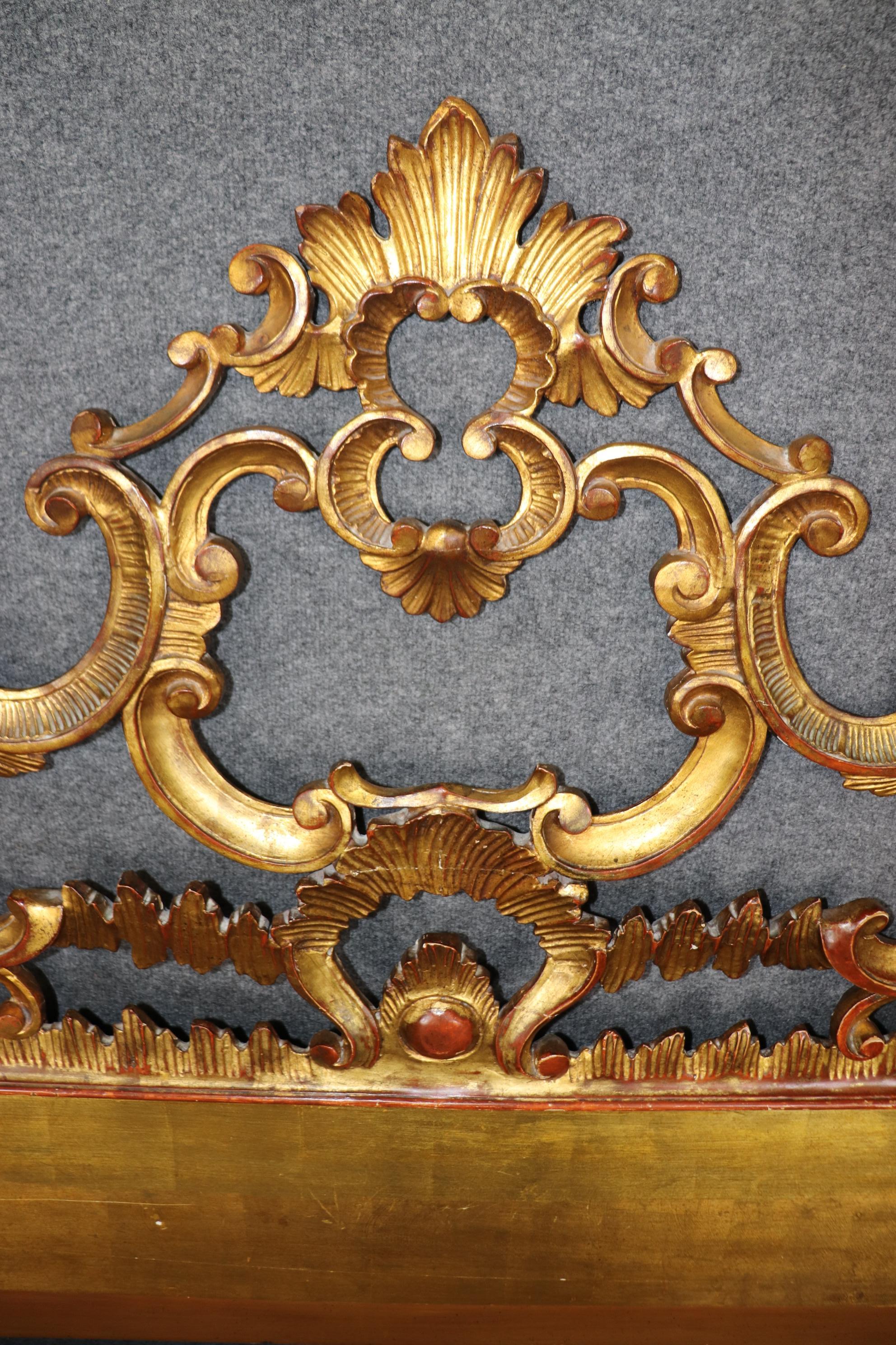 Se trata de una obra maestra de la talla por la que los italianos son conocidos en todo el mundo. La talla, la base de barro rojo italiano y el pan de oro auténtico de 23 quilates se combinan para hacer de un cabecero una presentación soberbia.