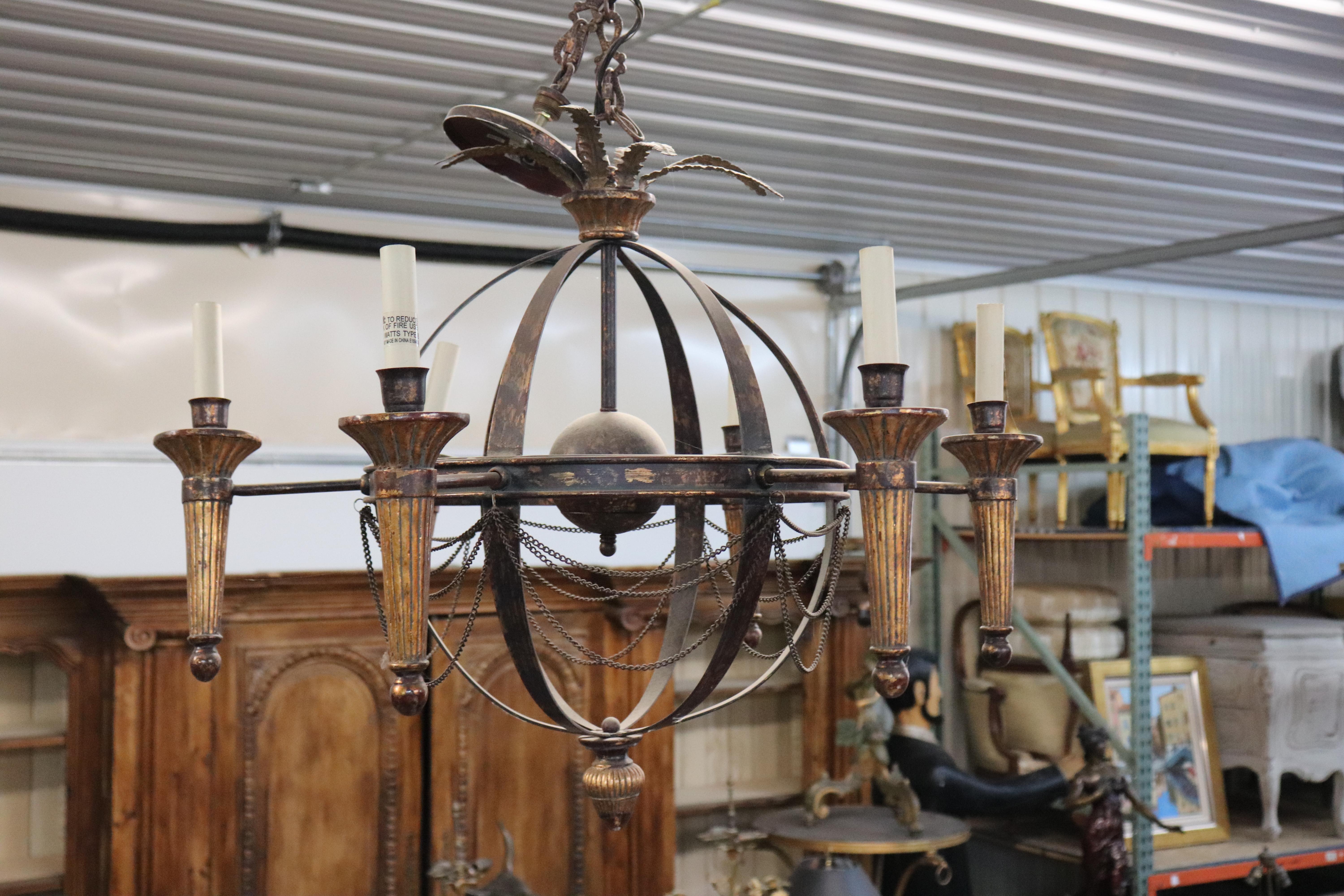 Cette pièce a probablement été fabriquée par Maitland Smith, mais elle n'est pas marquée. Le lustre a l'air antique et présente une usure et une patine comme s'il s'agissait d'une antiquité et qu'il en avait l'air. Datant des années 1990, elle est