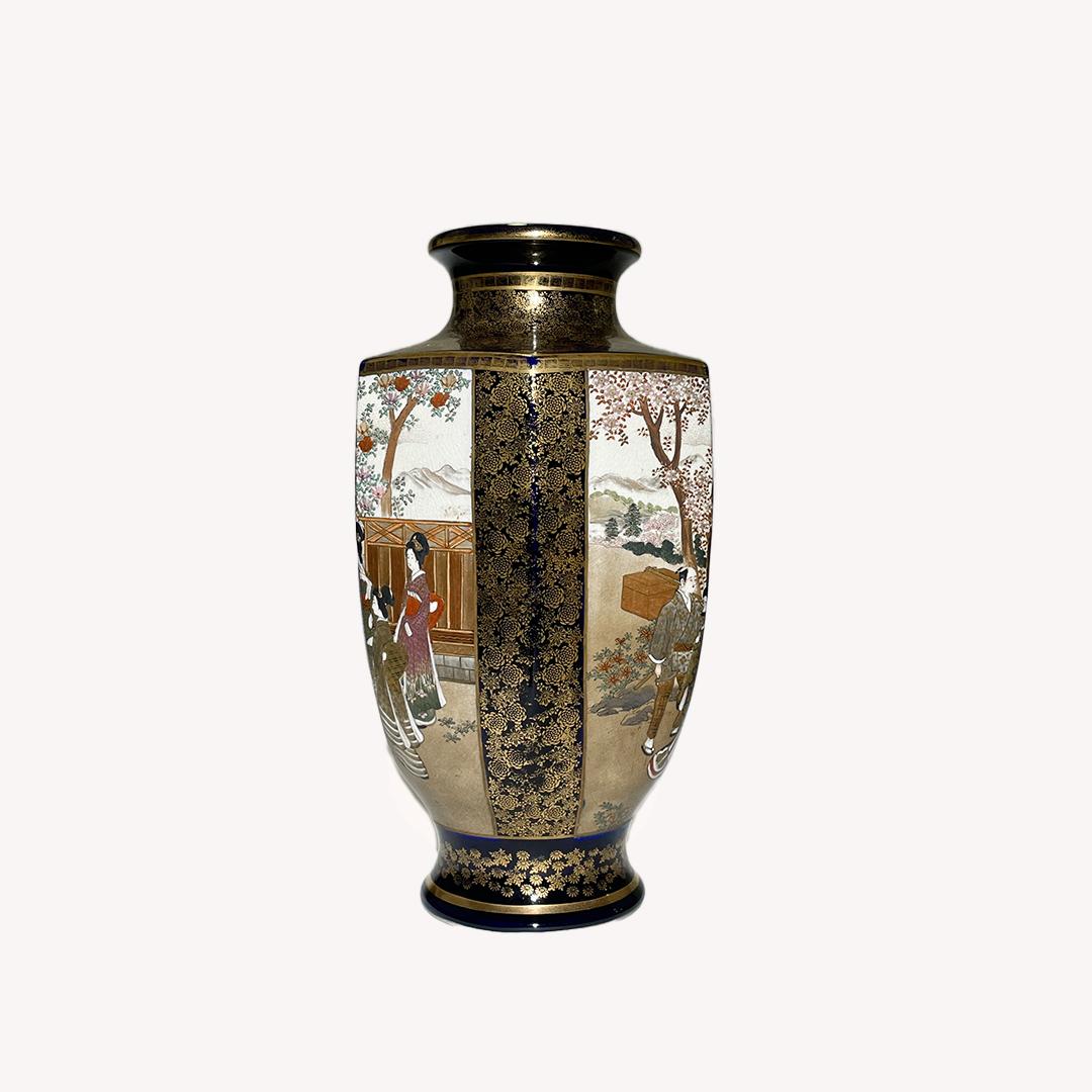 Fine Quality Japanese Antique Gold Painted Satsuma Earthenware Flower Vase, Meij In Good Condition In Chuo-ku, Tokyo