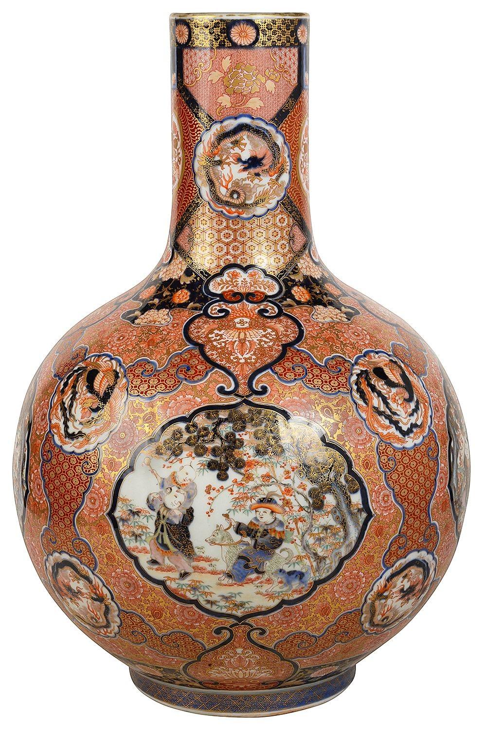 Fine quality Japanese Imari bottle vase, Meiji period. For Sale 4
