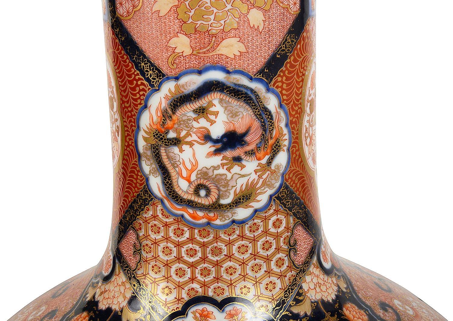 Fine quality Japanese Imari bottle vase, Meiji period. For Sale 5