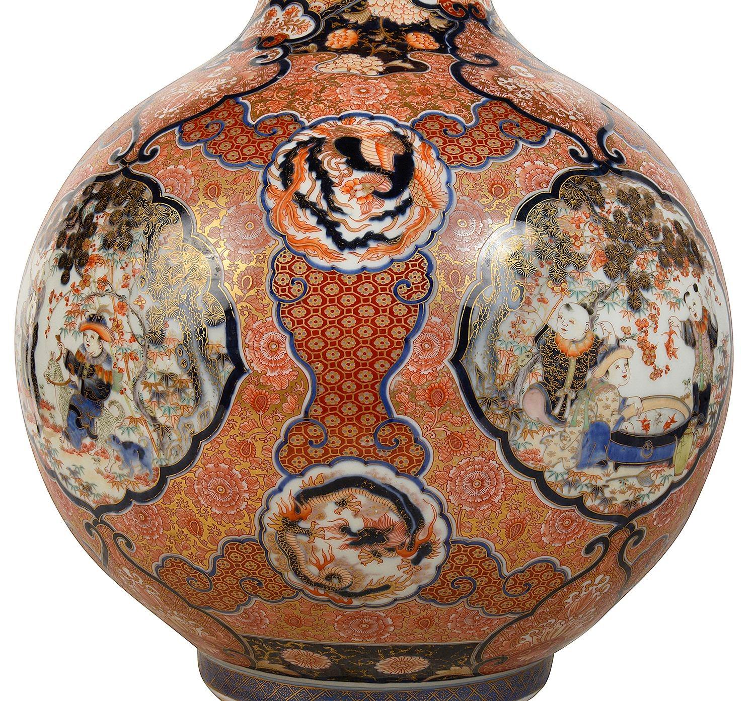 Fine quality Japanese Imari bottle vase, Meiji period. For Sale 6