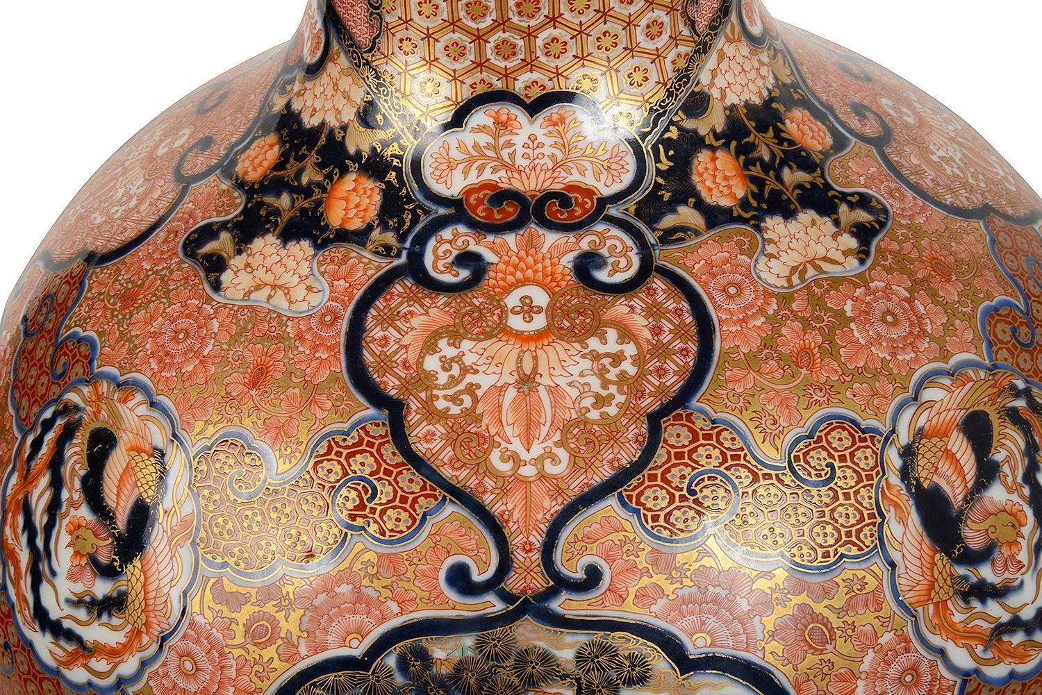 Hand-Painted Fine quality Japanese Imari bottle vase, Meiji period. For Sale