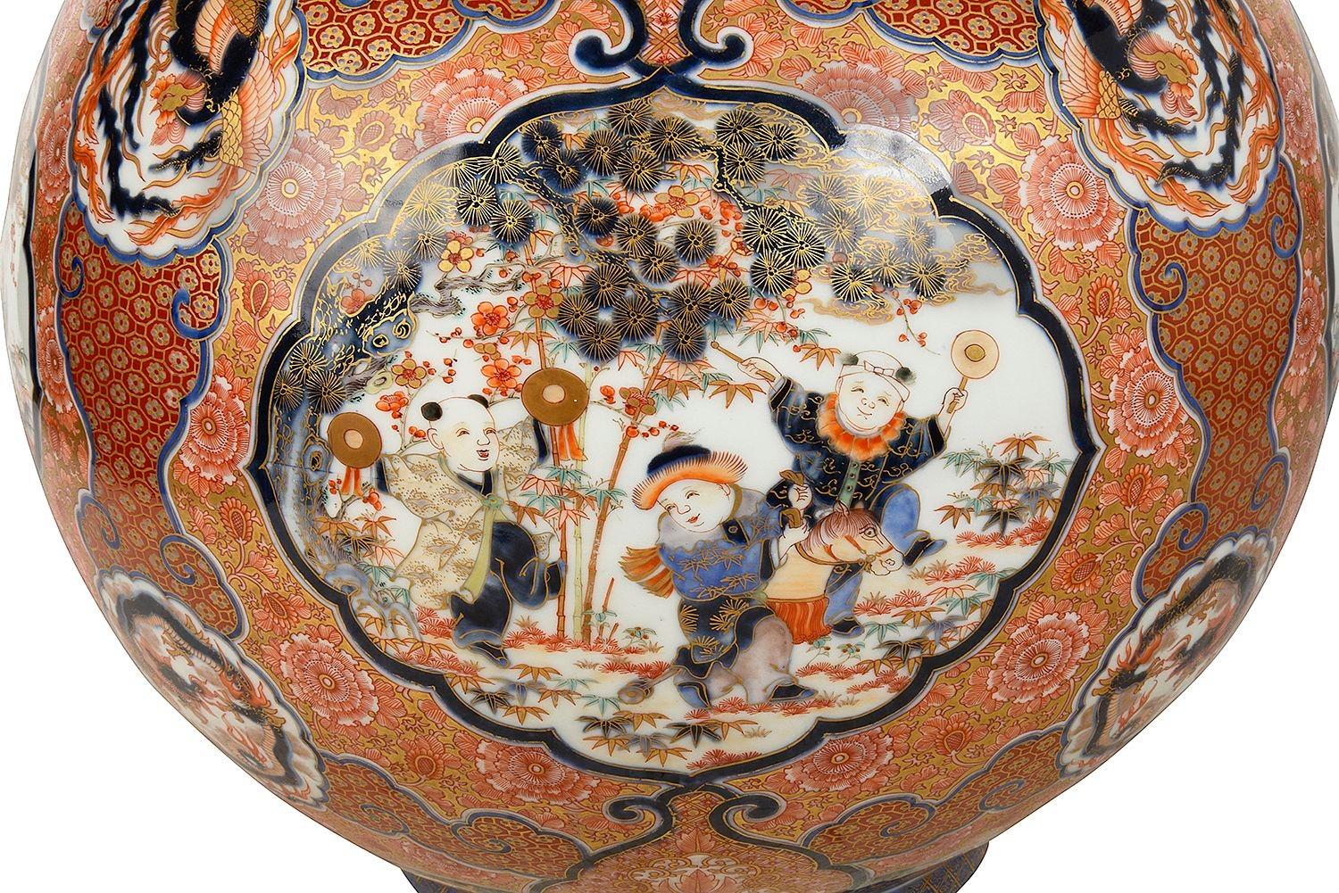 Fine quality Japanese Imari bottle vase, Meiji period. In Good Condition For Sale In Brighton, Sussex