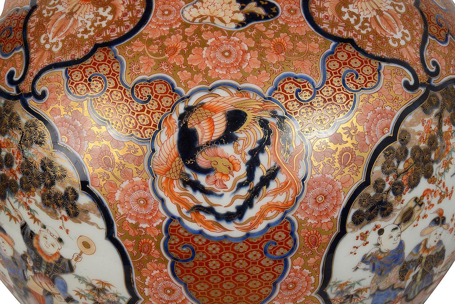Fine quality Japanese Imari bottle vase, Meiji period. For Sale 1