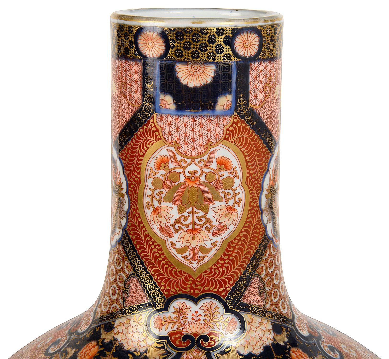 Fine quality Japanese Imari bottle vase, Meiji period. For Sale 2