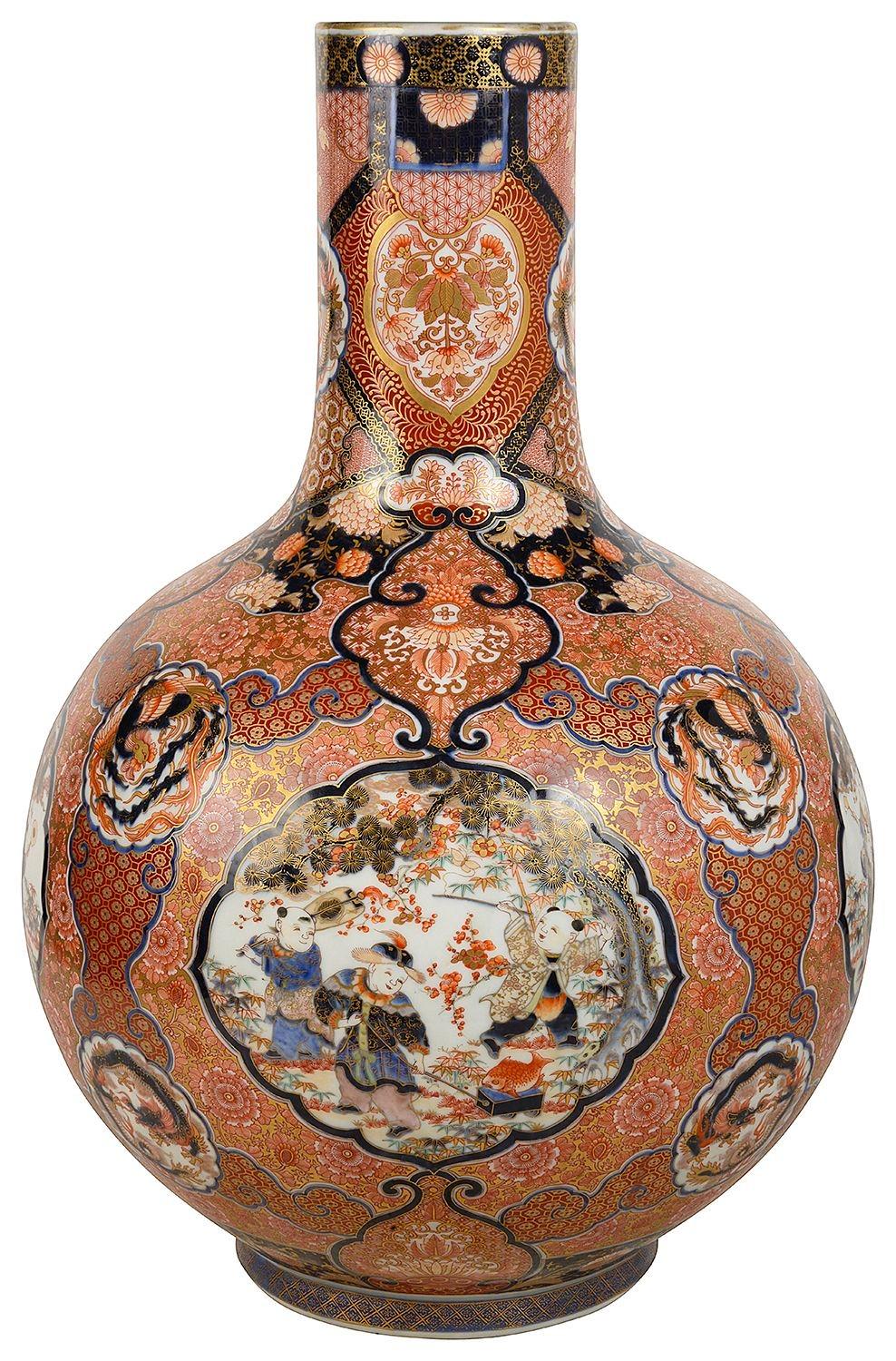 Fine quality Japanese Imari bottle vase, Meiji period. For Sale 3