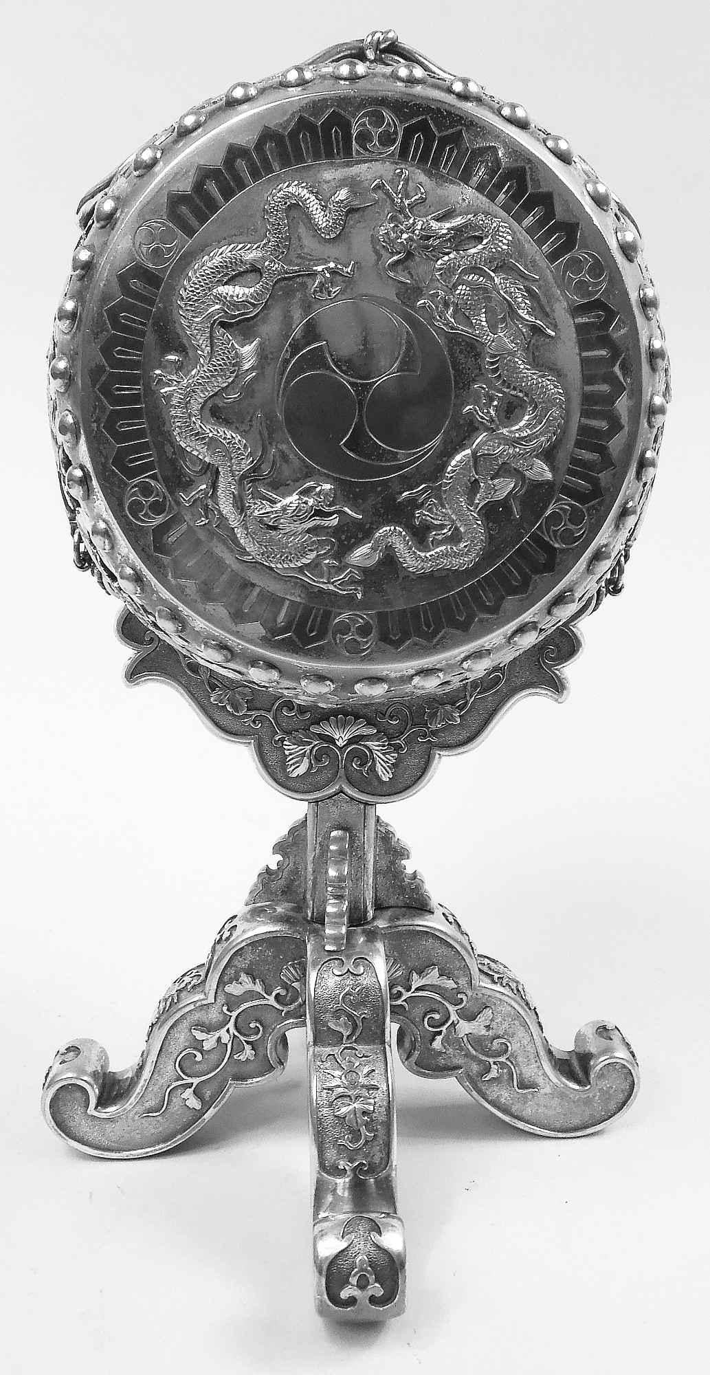 Quemador de incienso japonés Meiji de plata de gran calidad, hacia 1890. Forma de tonel con parte superior e inferior macizas y lados abiertos; crisantemos aplicados realzados con oro y plata. Tapa ovalada y enrasada; remate en forma de gran lazo