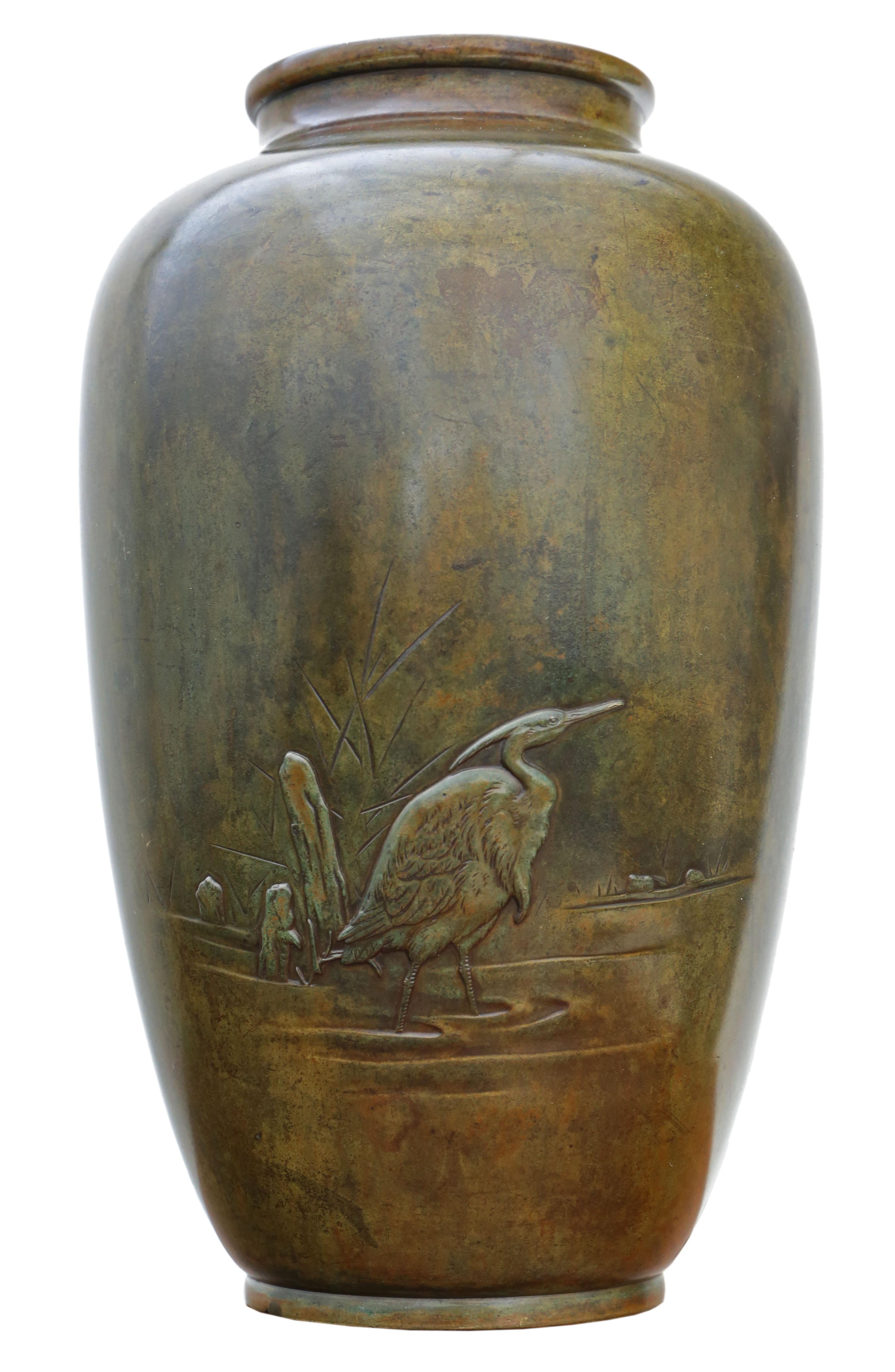 Antike japanische Meiji Periode Bronze Vase - Exquisite Kranich-Darstellung!

Diese außergewöhnliche Bronzevase aus der Meiji-Zeit zeigt eine beeindruckende Darstellung von Kranichen, die in der japanischen Kultur Langlebigkeit und Glück