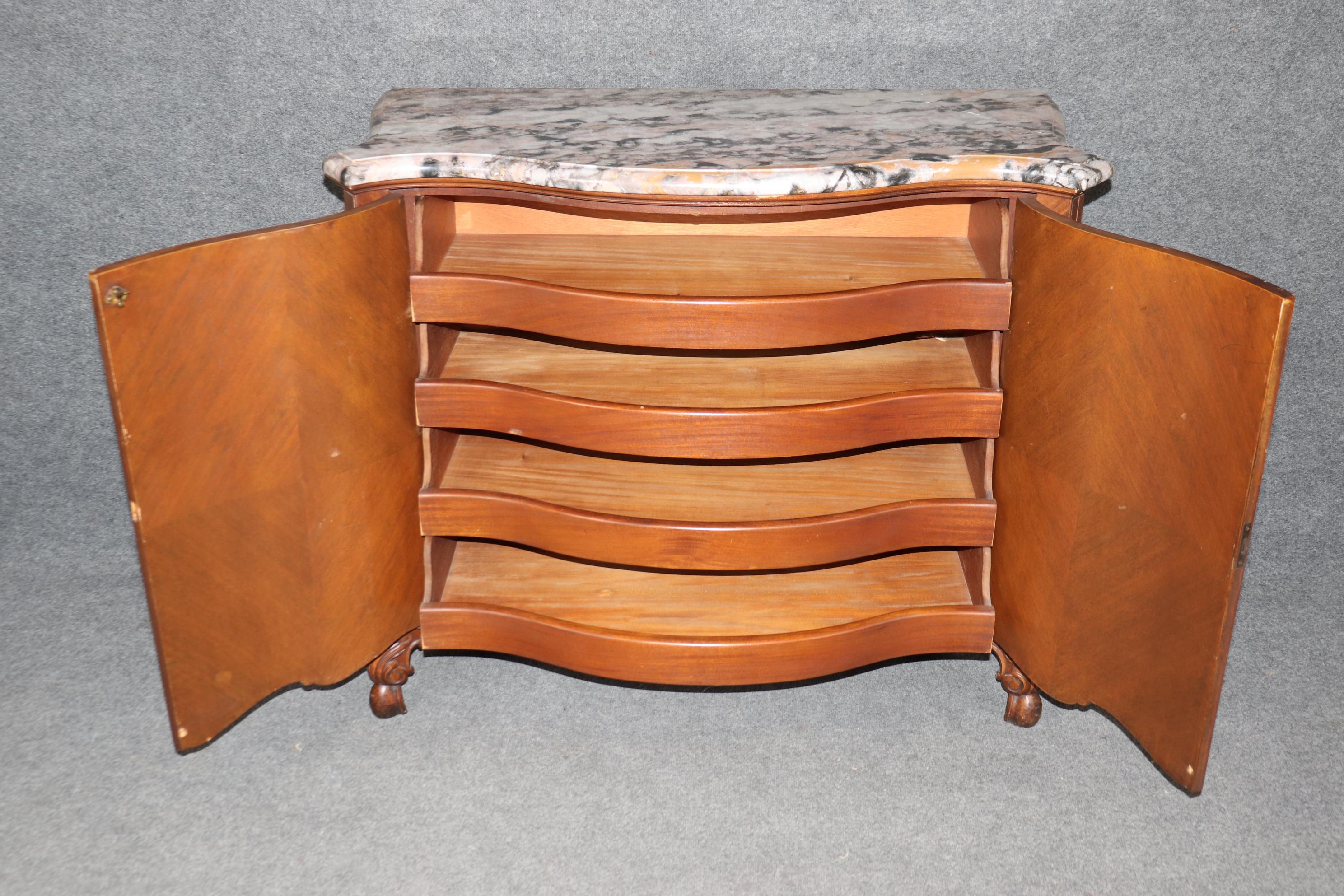 Cette commode est absolument magnifique. Le bois de roi et le beau plateau en marbre contrastent magnifiquement et le décor peint en Vernis Martin est de toute beauté. Les moulures manquantes de la commode seront réparées et la finition est déjà en