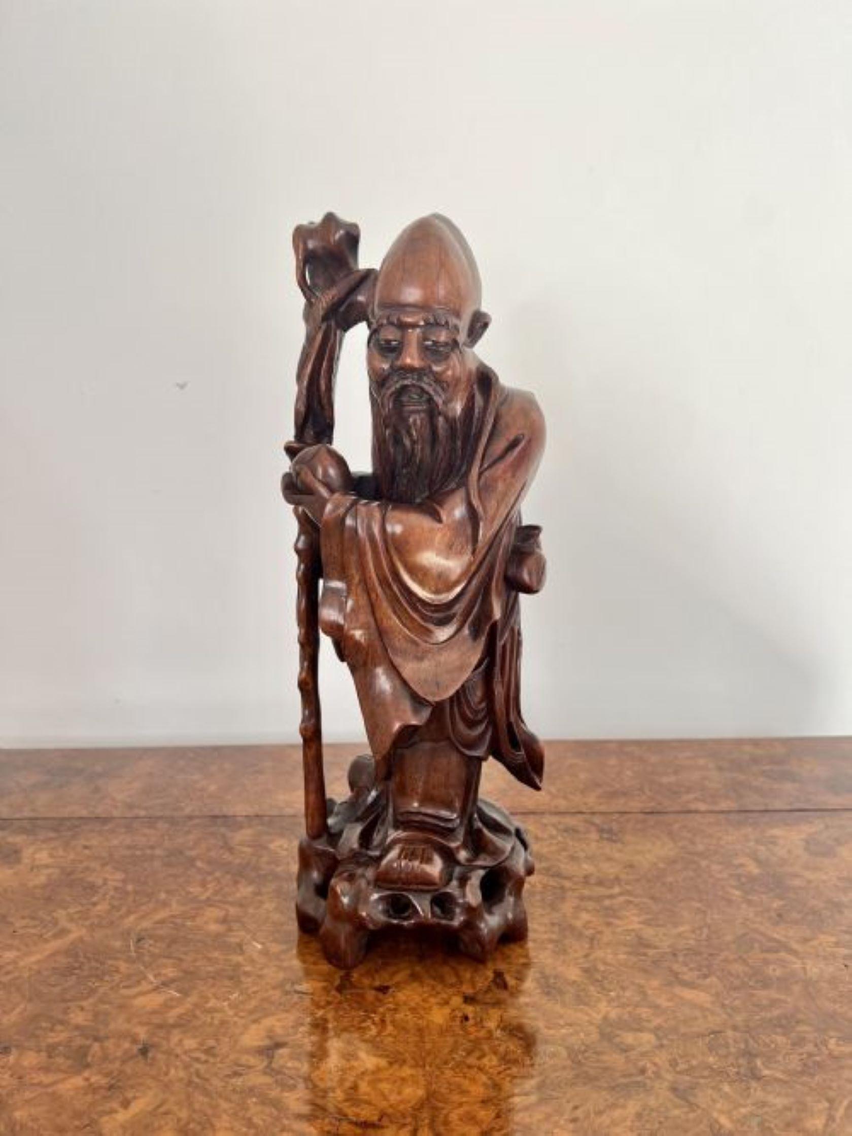 Grande figurine ancienne en bois dur sculpté chinois de belle qualité présentant une figurine ancienne en bois dur chinois d'un sage.