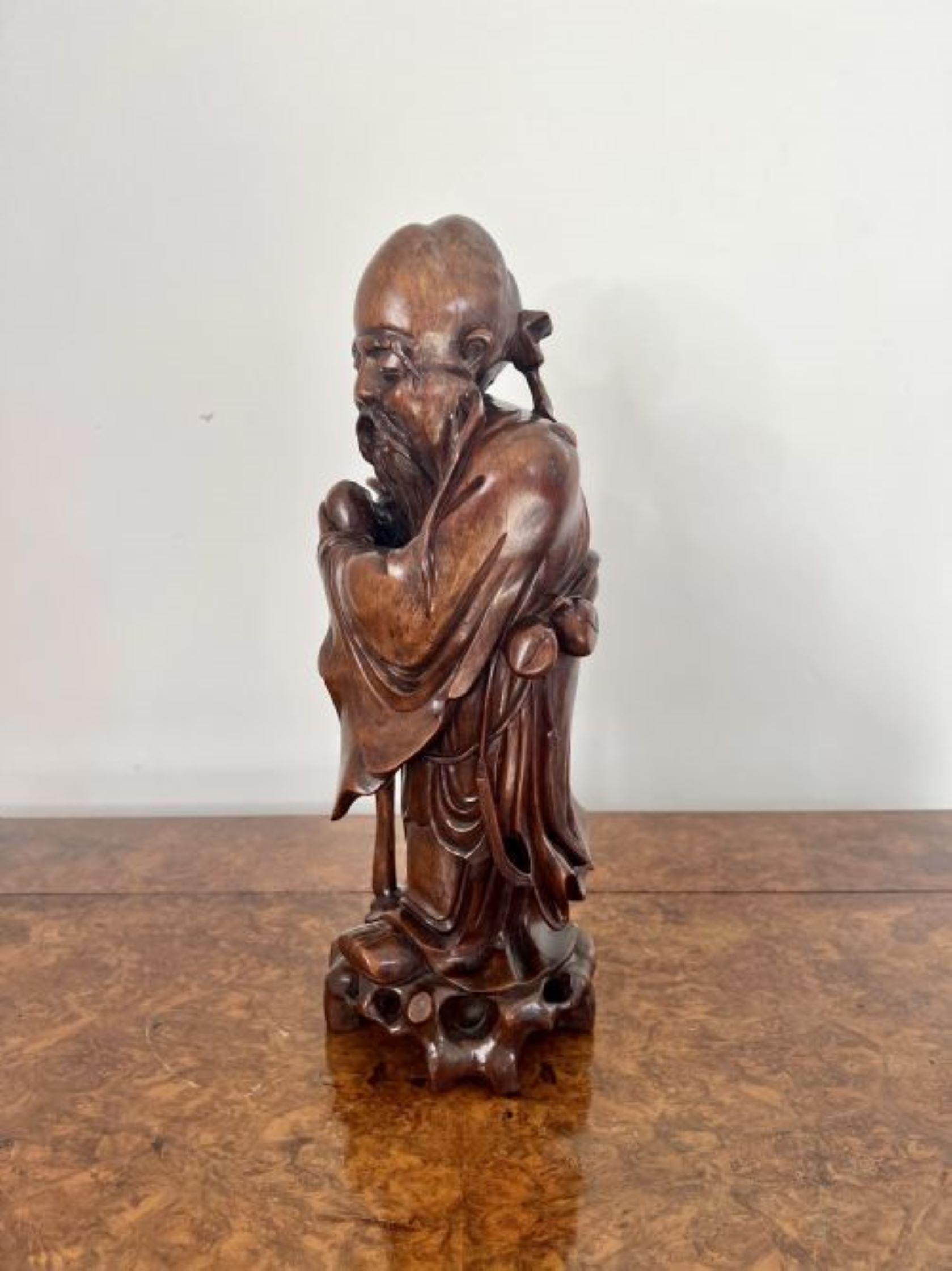 Chinois Grande figurine chinoise ancienne en bois dur sculpté de qualité supérieure  en vente