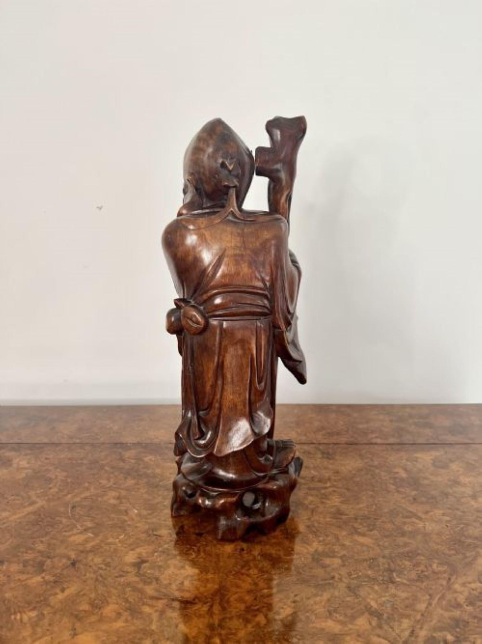 20ième siècle Grande figurine chinoise ancienne en bois dur sculpté de qualité supérieure  en vente