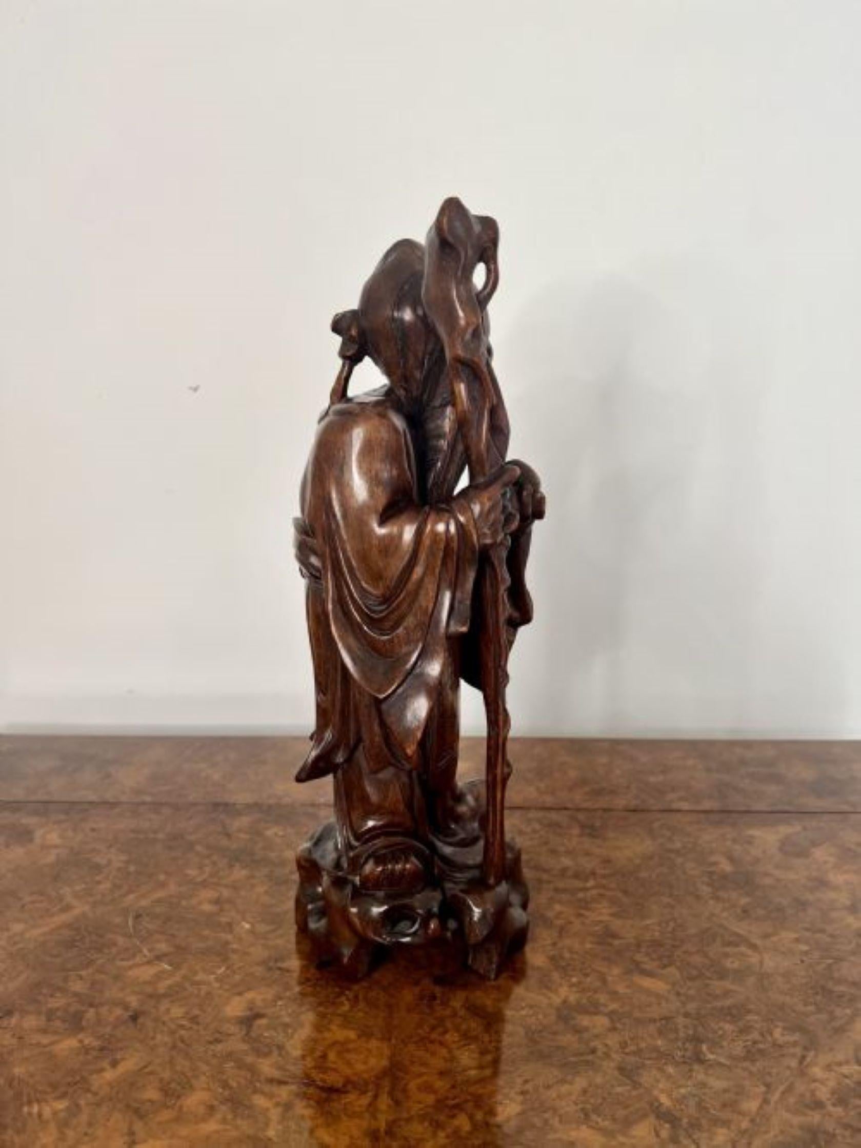 Bois de feuillus Grande figurine chinoise ancienne en bois dur sculpté de qualité supérieure  en vente