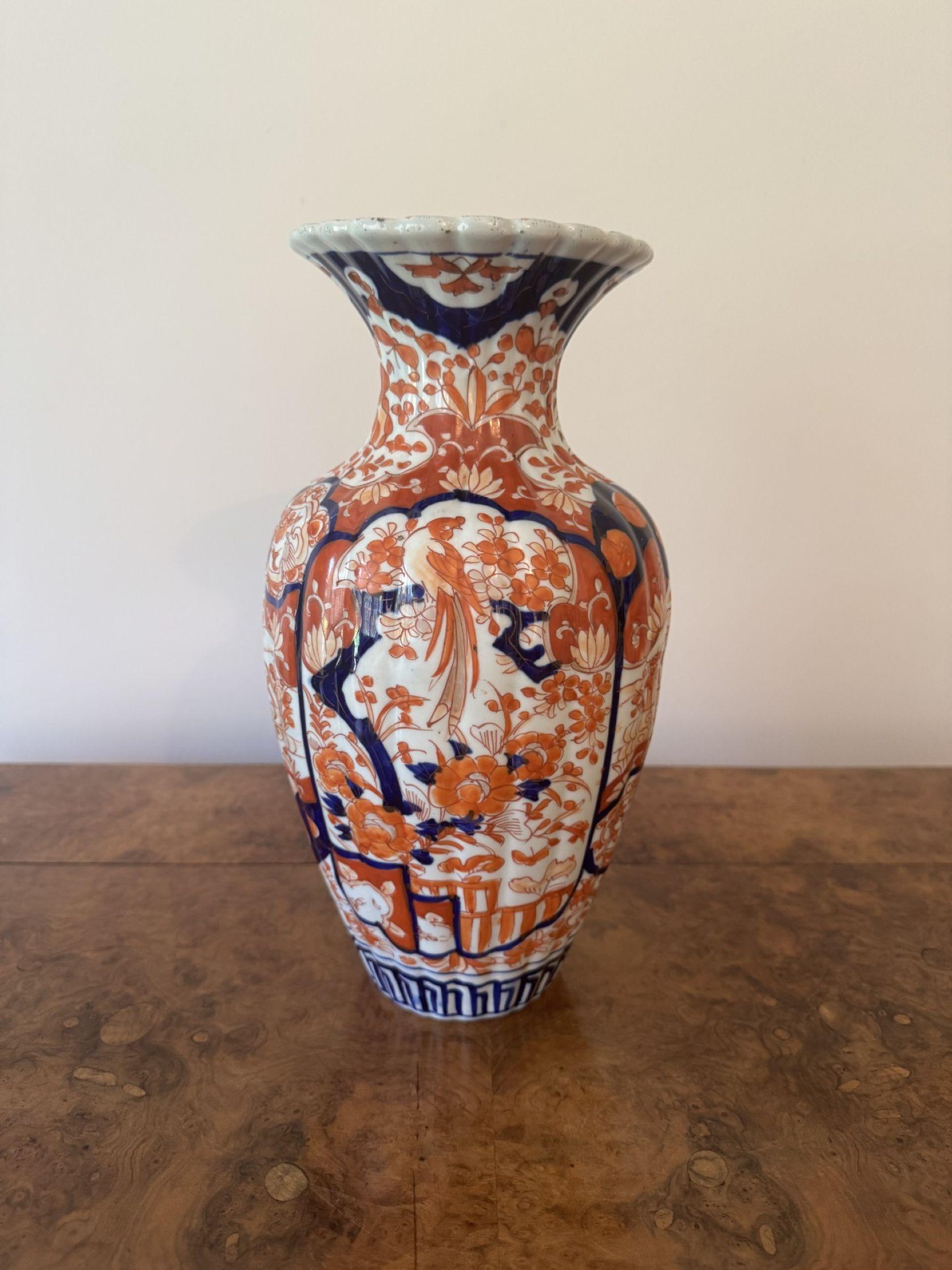 Paire de vases imari japonais anciens de grande qualité, décorés de fleurs, de feuilles, d'arbres, d'insectes, d'oiseaux et de rinceaux peints à la main dans de magnifiques couleurs rouges, bleues et blanches, avec des cols cannelés sur des bases