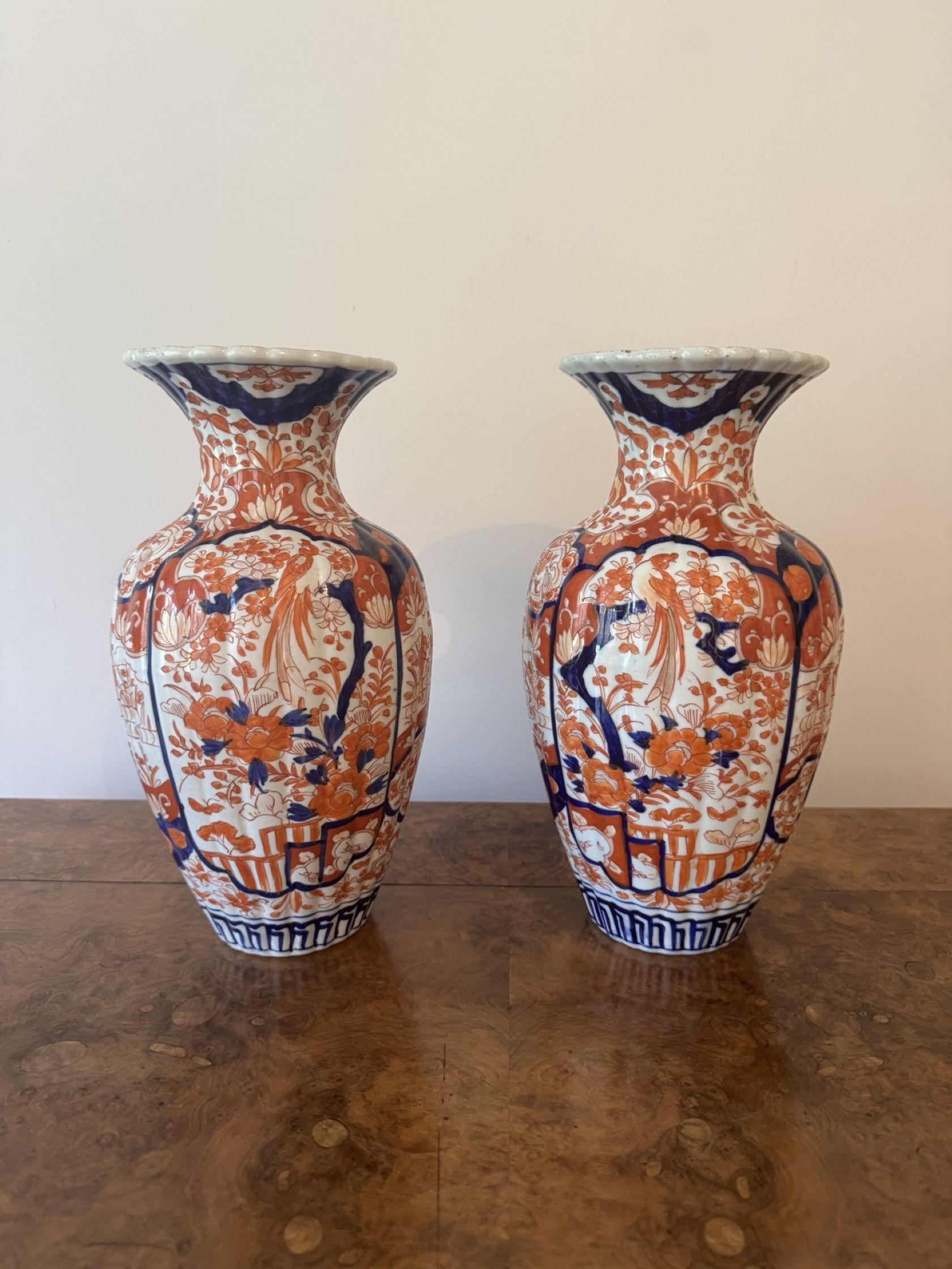 Laque japonaise Paire de vases imari japonais anciens de grande qualité en vente