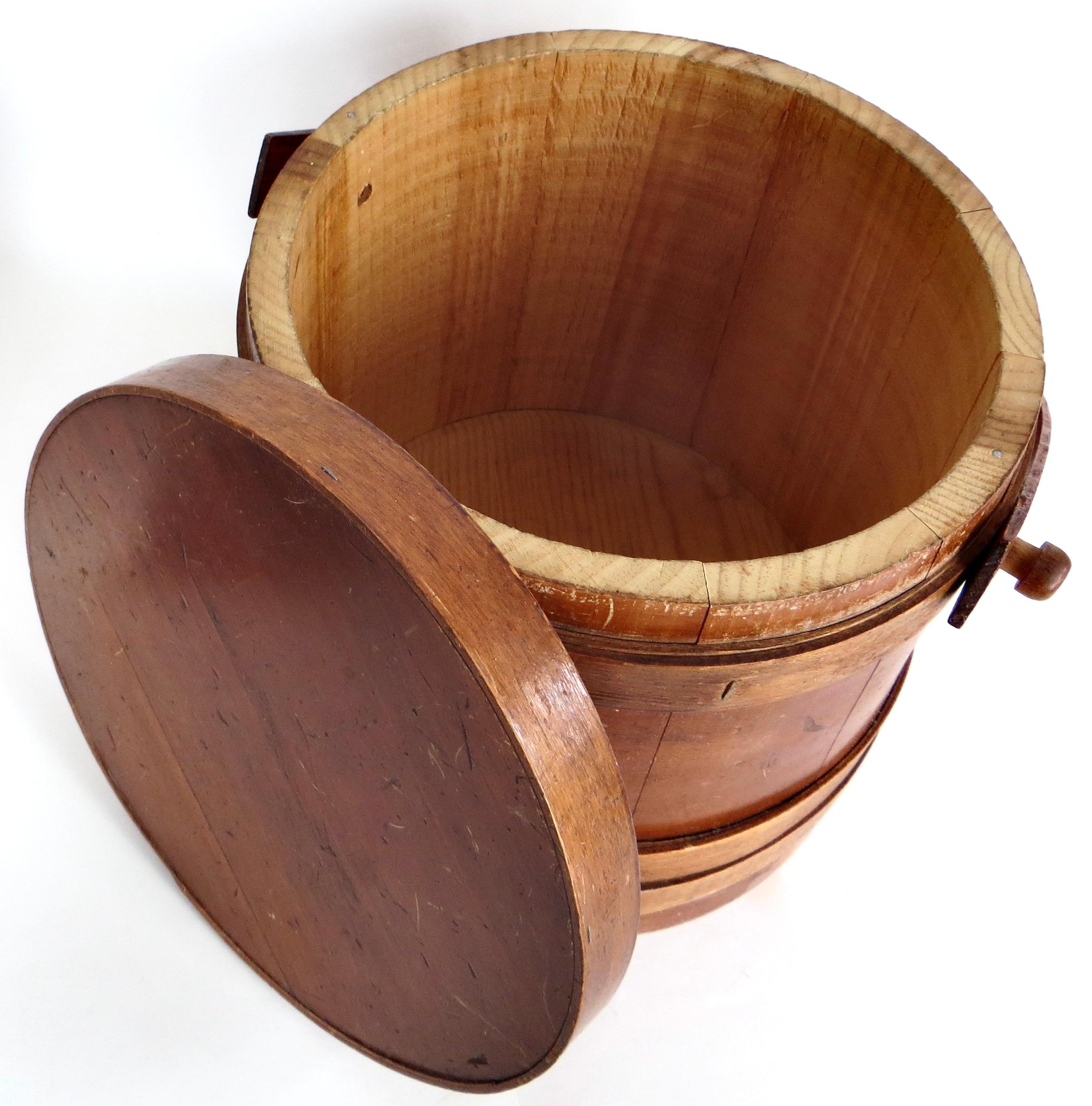Fine Quality Late 19th Century Pennsylvania Shaker Bucket With Lid. All Original In Good Condition For Sale In Incline Village, NV