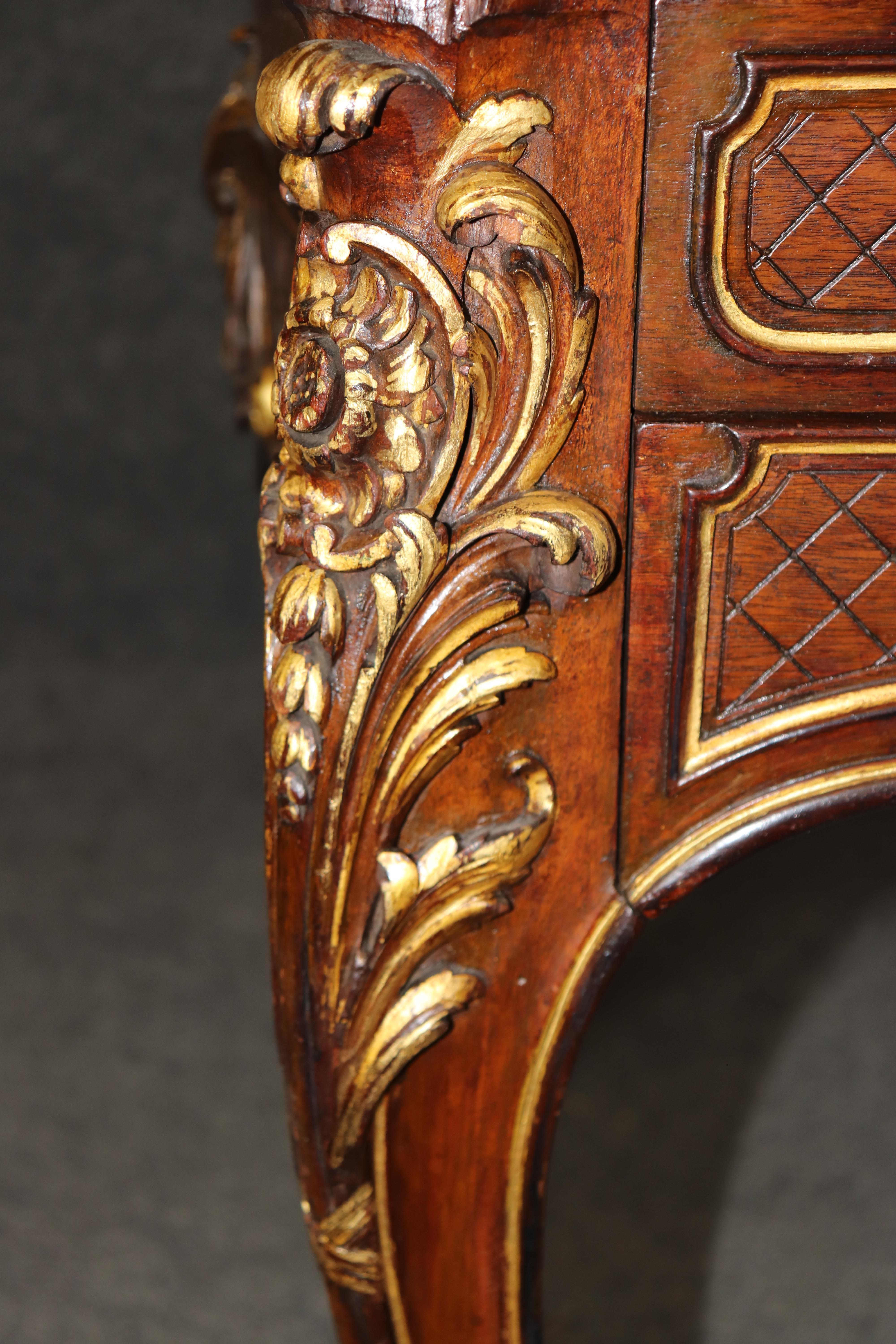 Scrivania in legno di noce intagliato con piano in pelle di qualità pregiata, in stile francese Luigi XV con bronzo dorato in vendita 4