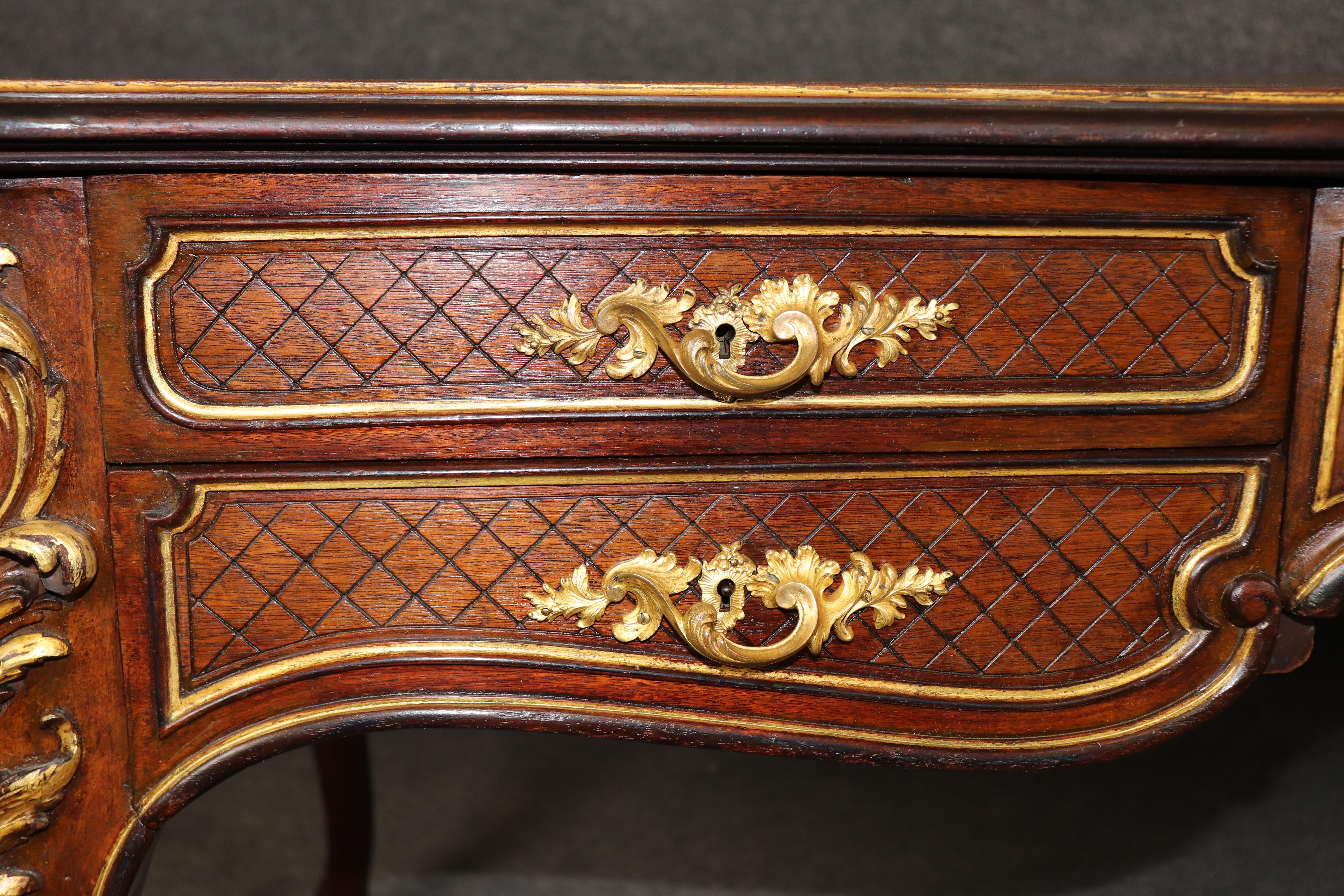 Scrivania in legno di noce intagliato con piano in pelle di qualità pregiata, in stile francese Luigi XV con bronzo dorato in vendita 7