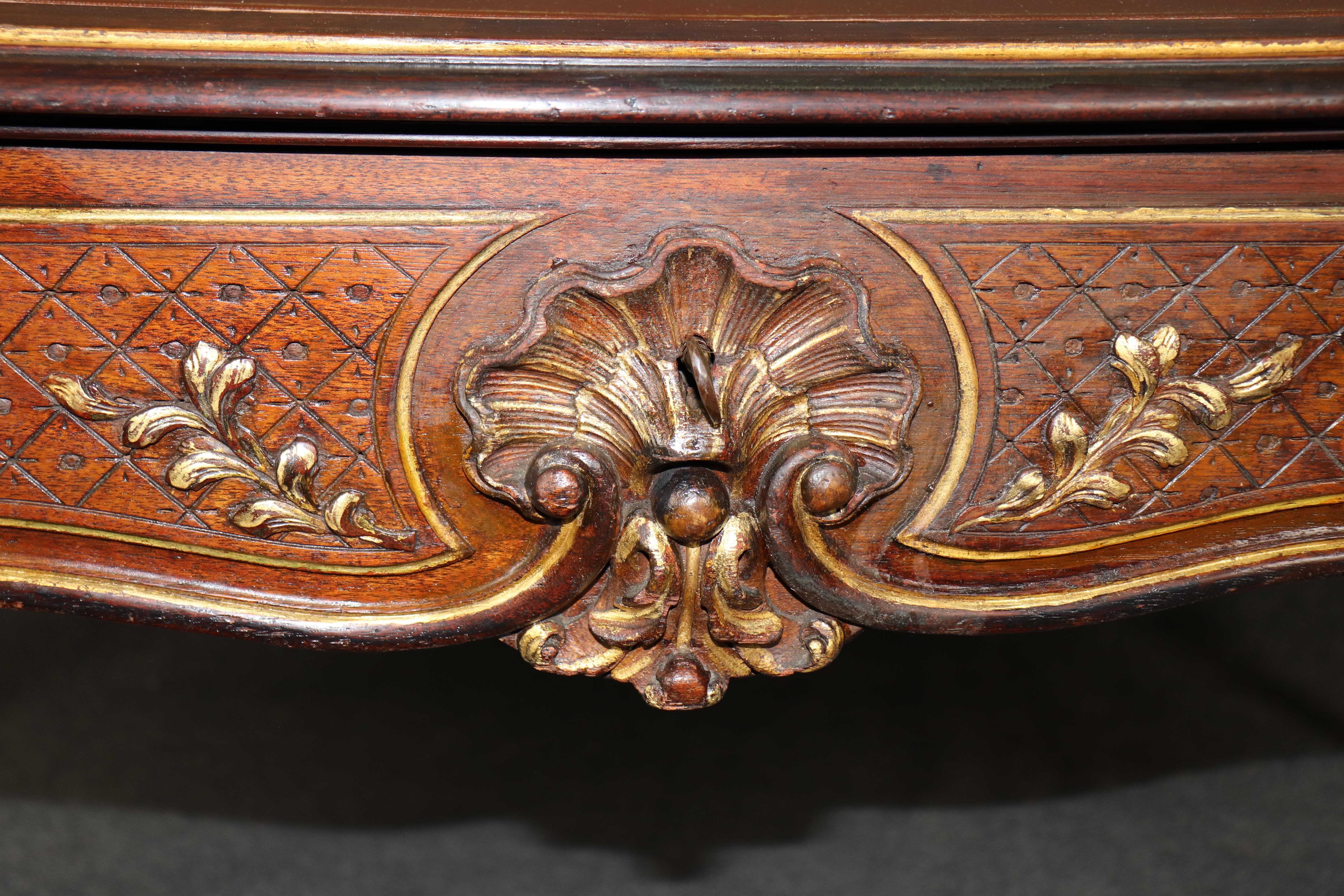 Scrivania in legno di noce intagliato con piano in pelle di qualità pregiata, in stile francese Luigi XV con bronzo dorato in vendita 8