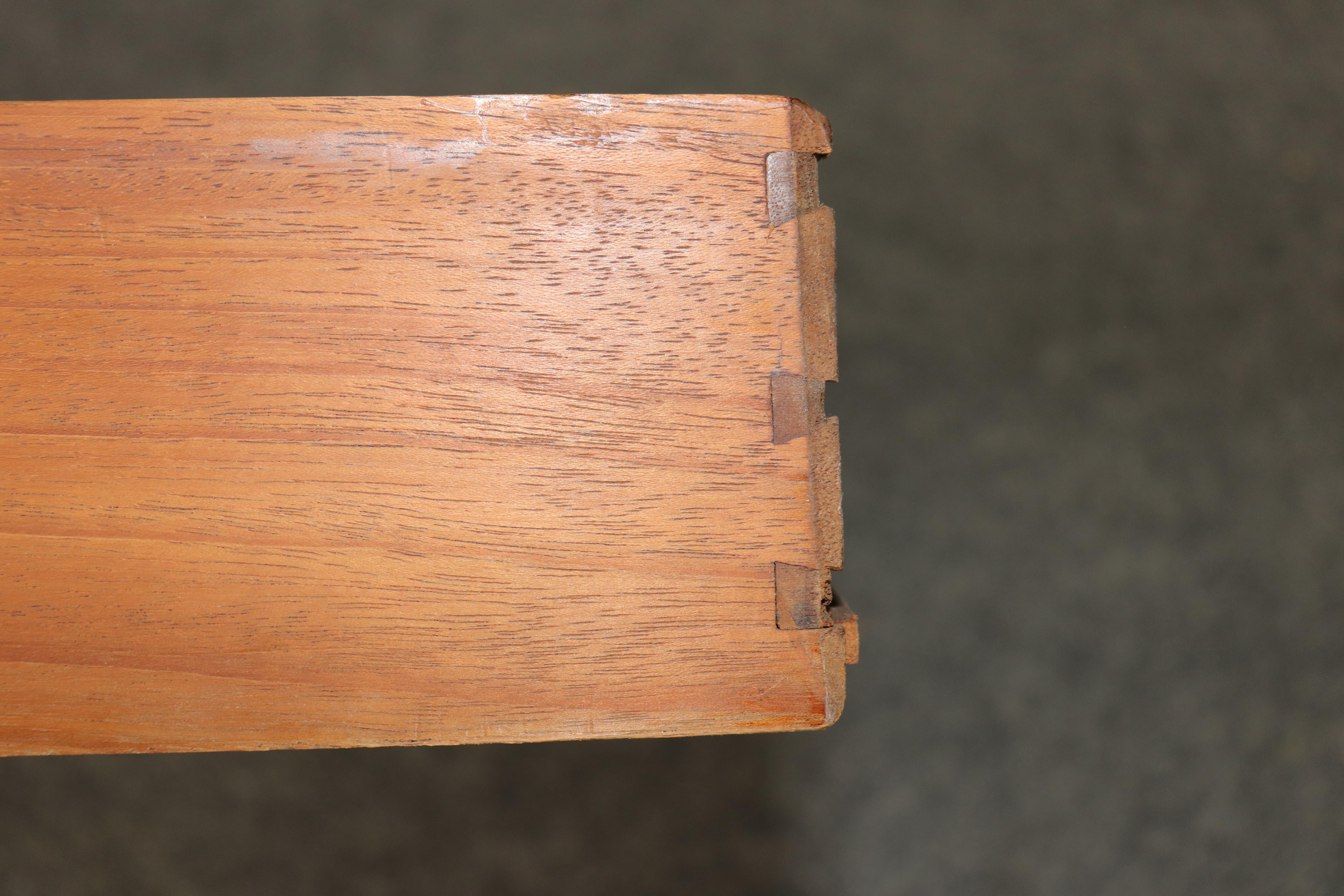 Scrivania in legno di noce intagliato con piano in pelle di qualità pregiata, in stile francese Luigi XV con bronzo dorato in vendita 9