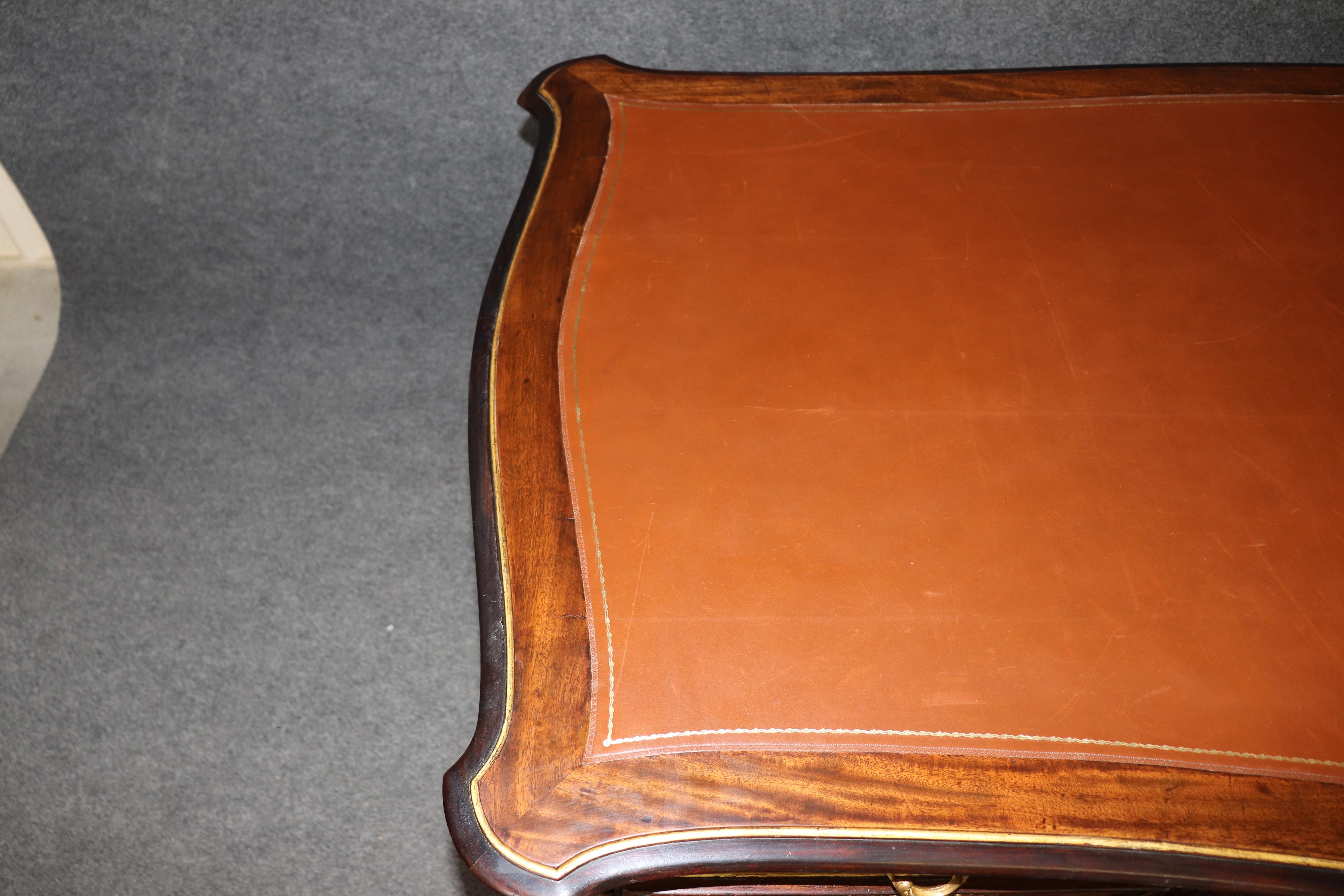 Scrivania in legno di noce intagliato con piano in pelle di qualità pregiata, in stile francese Luigi XV con bronzo dorato in vendita 10