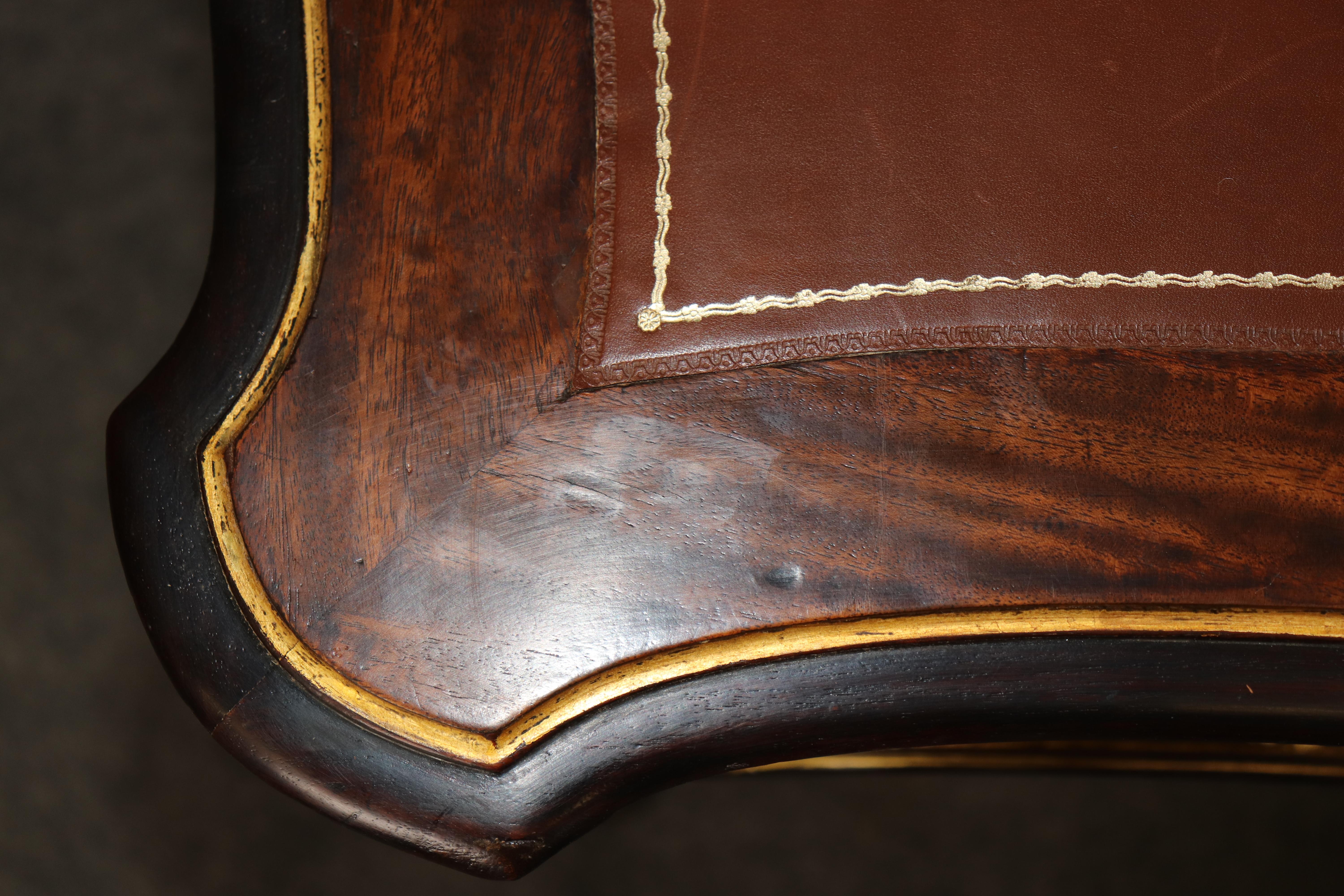 Scrivania in legno di noce intagliato con piano in pelle di qualità pregiata, in stile francese Luigi XV con bronzo dorato in vendita 11