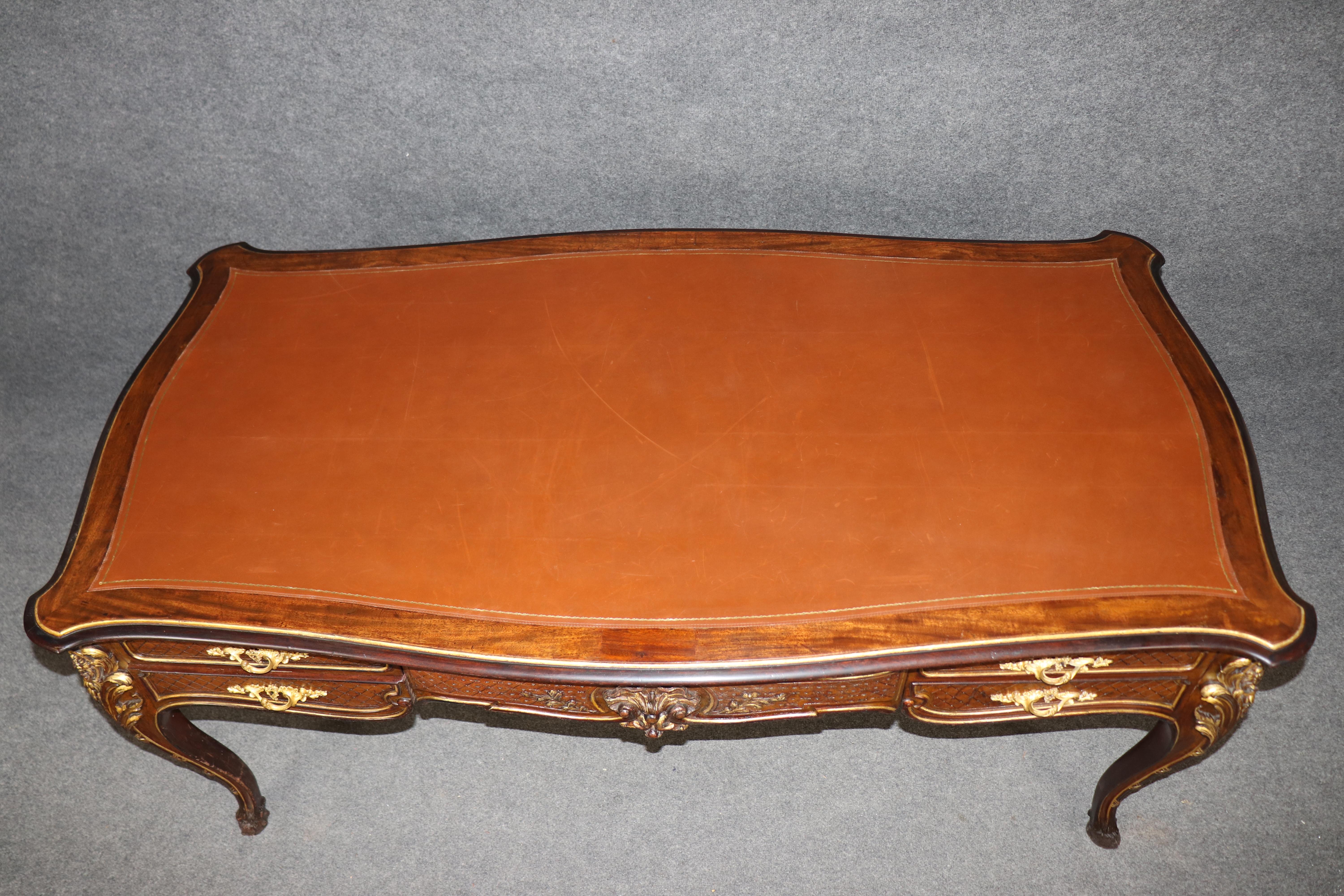 Si tratta di uno scrittoio di qualità, splendidamente intagliato in bronzo dorato con piano in pelle. La scrivania è in buone condizioni d'epoca e presenta elementi magistralmente intagliati ed è in buone condizioni d'epoca con lievi segni di età e