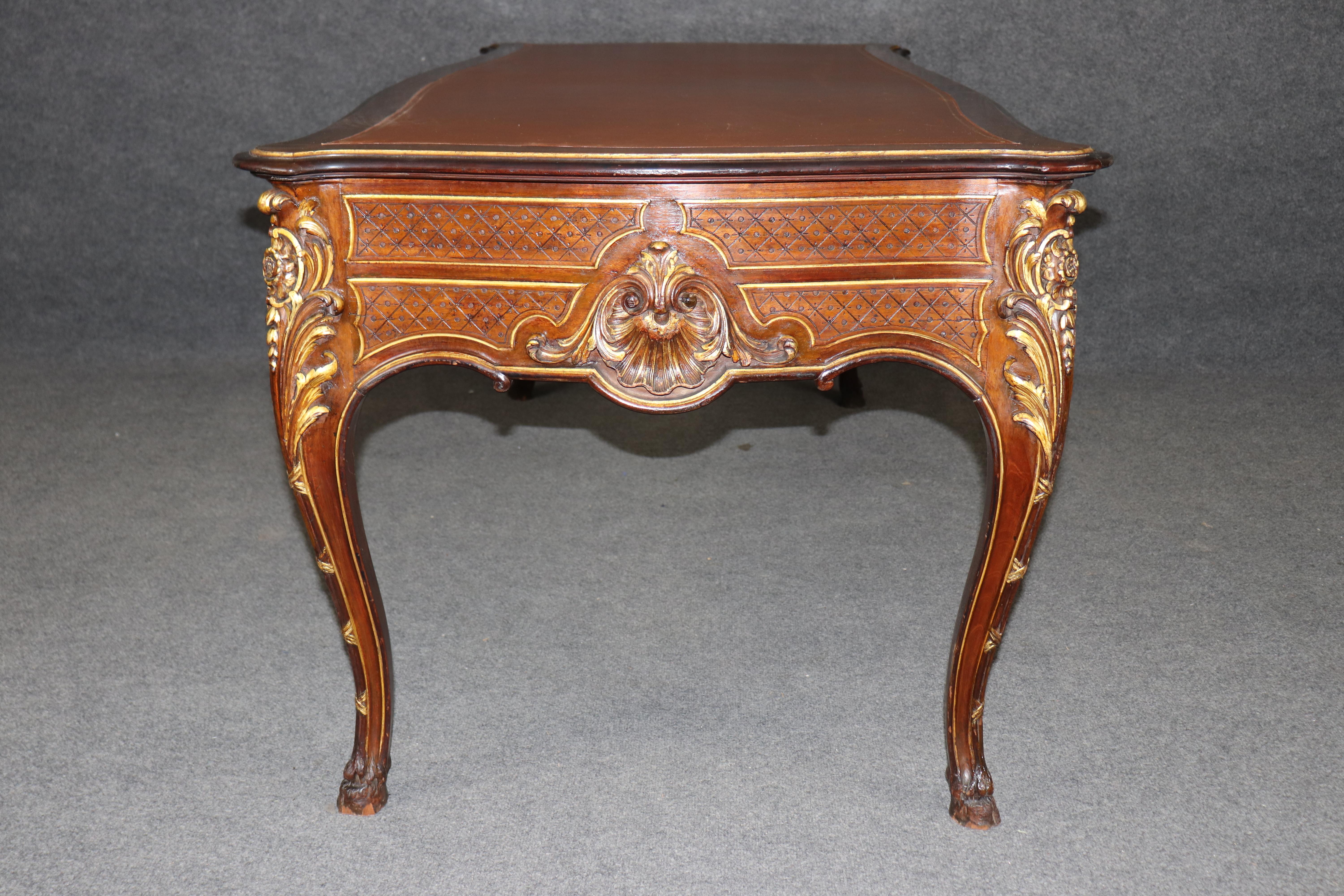 Francese Scrivania in legno di noce intagliato con piano in pelle di qualità pregiata, in stile francese Luigi XV con bronzo dorato in vendita