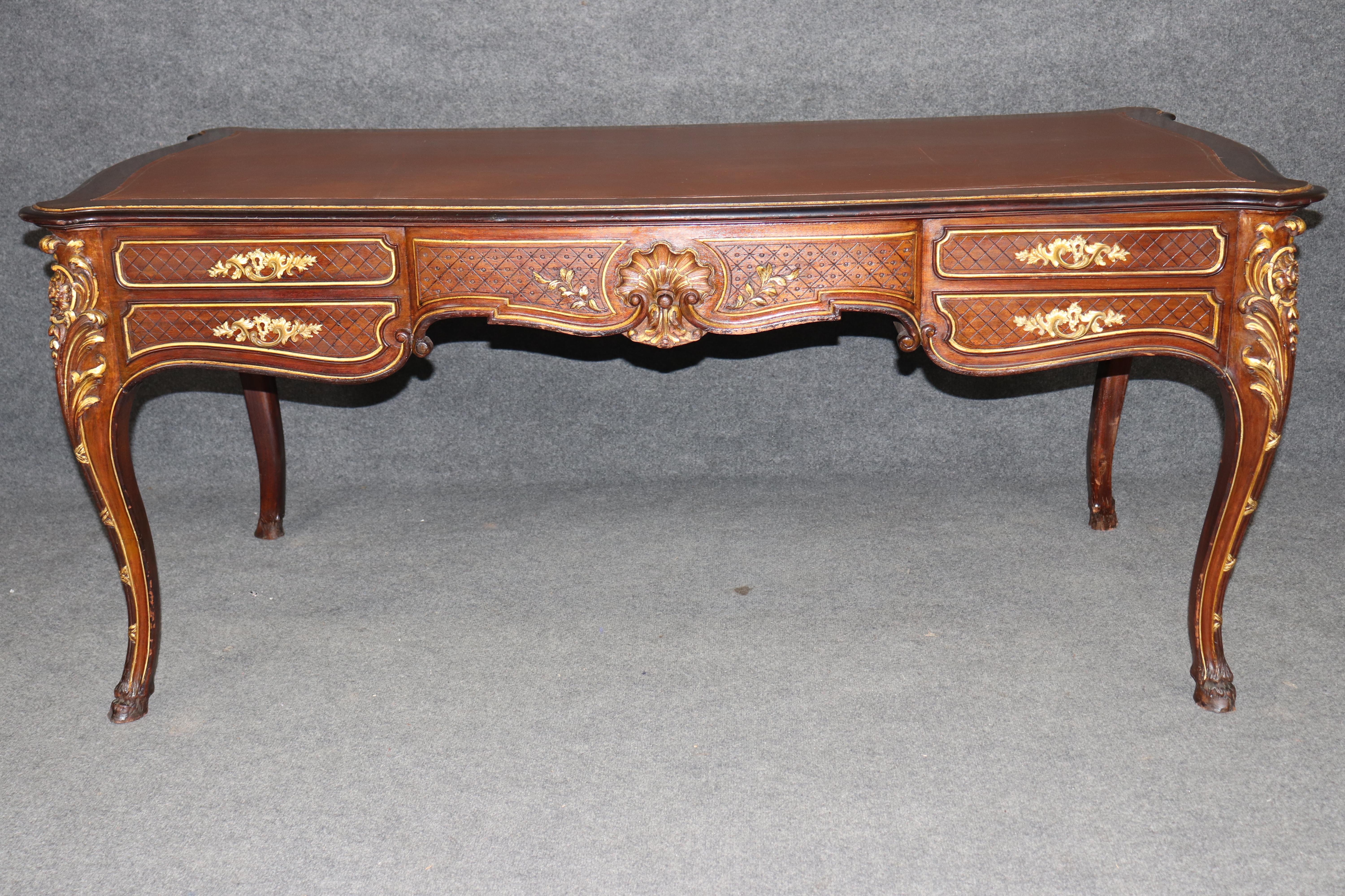 Scrivania in legno di noce intagliato con piano in pelle di qualità pregiata, in stile francese Luigi XV con bronzo dorato In condizioni buone in vendita a Swedesboro, NJ