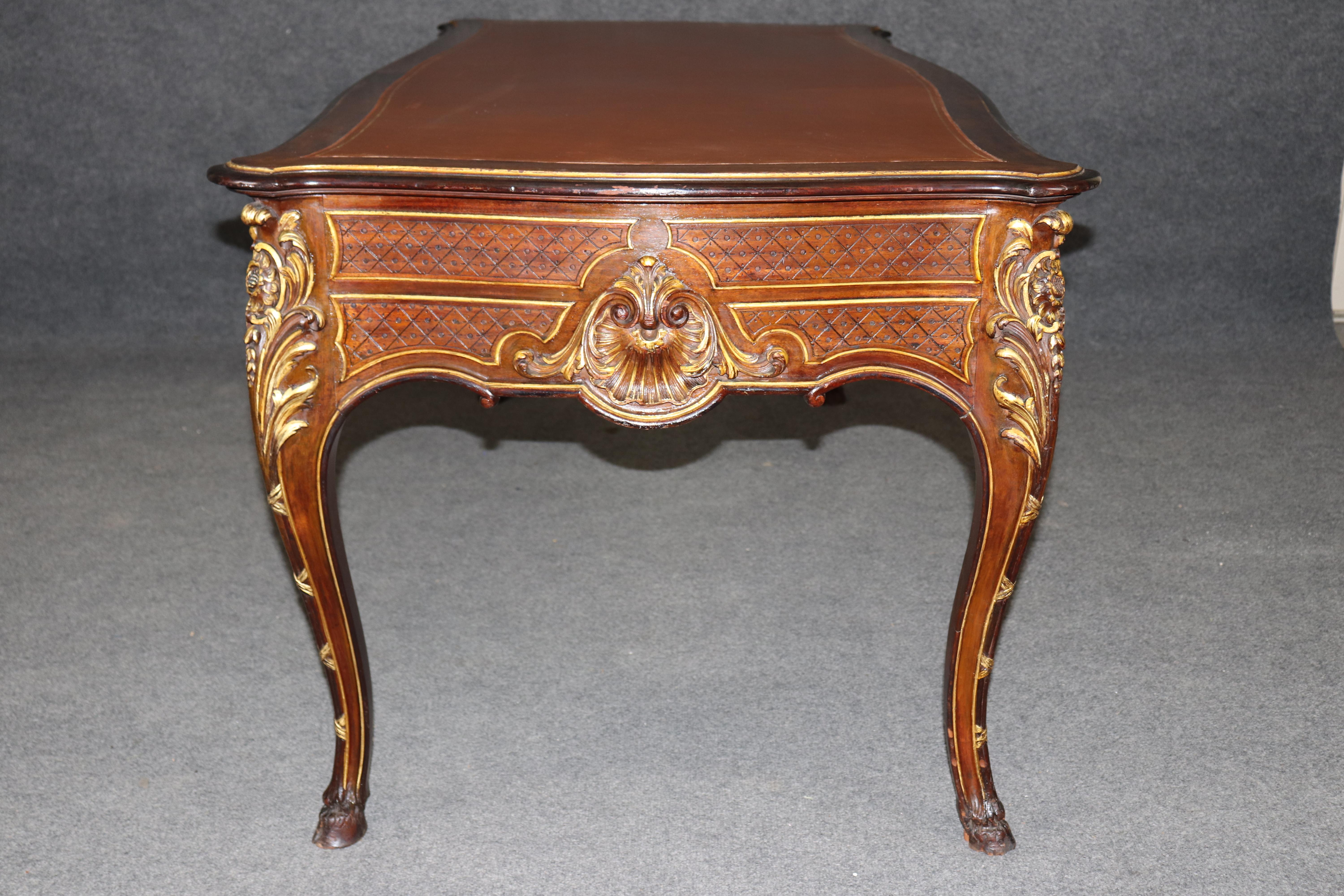 Fine XIX secolo Scrivania in legno di noce intagliato con piano in pelle di qualità pregiata, in stile francese Luigi XV con bronzo dorato in vendita
