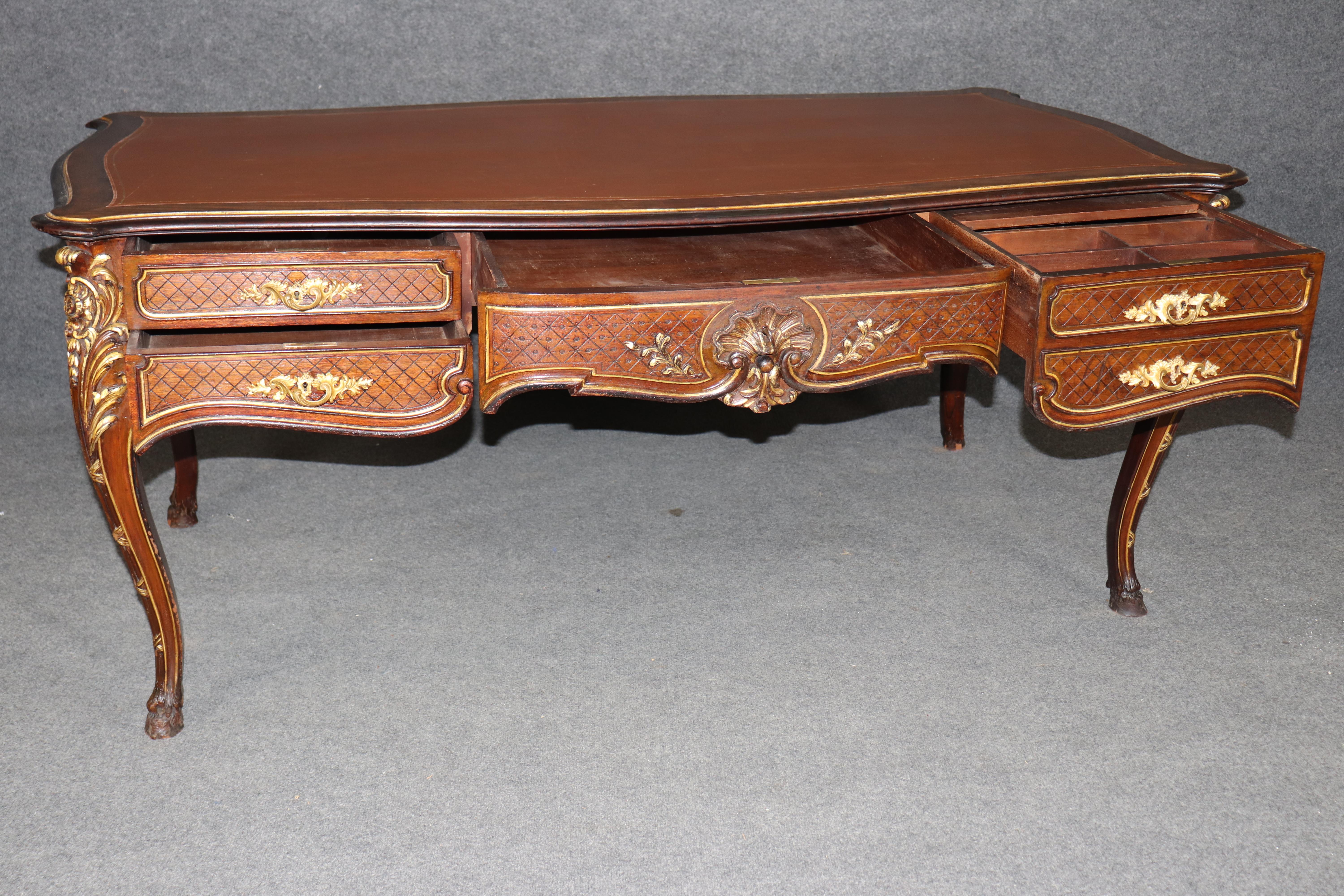 Bronzo Scrivania in legno di noce intagliato con piano in pelle di qualità pregiata, in stile francese Luigi XV con bronzo dorato in vendita