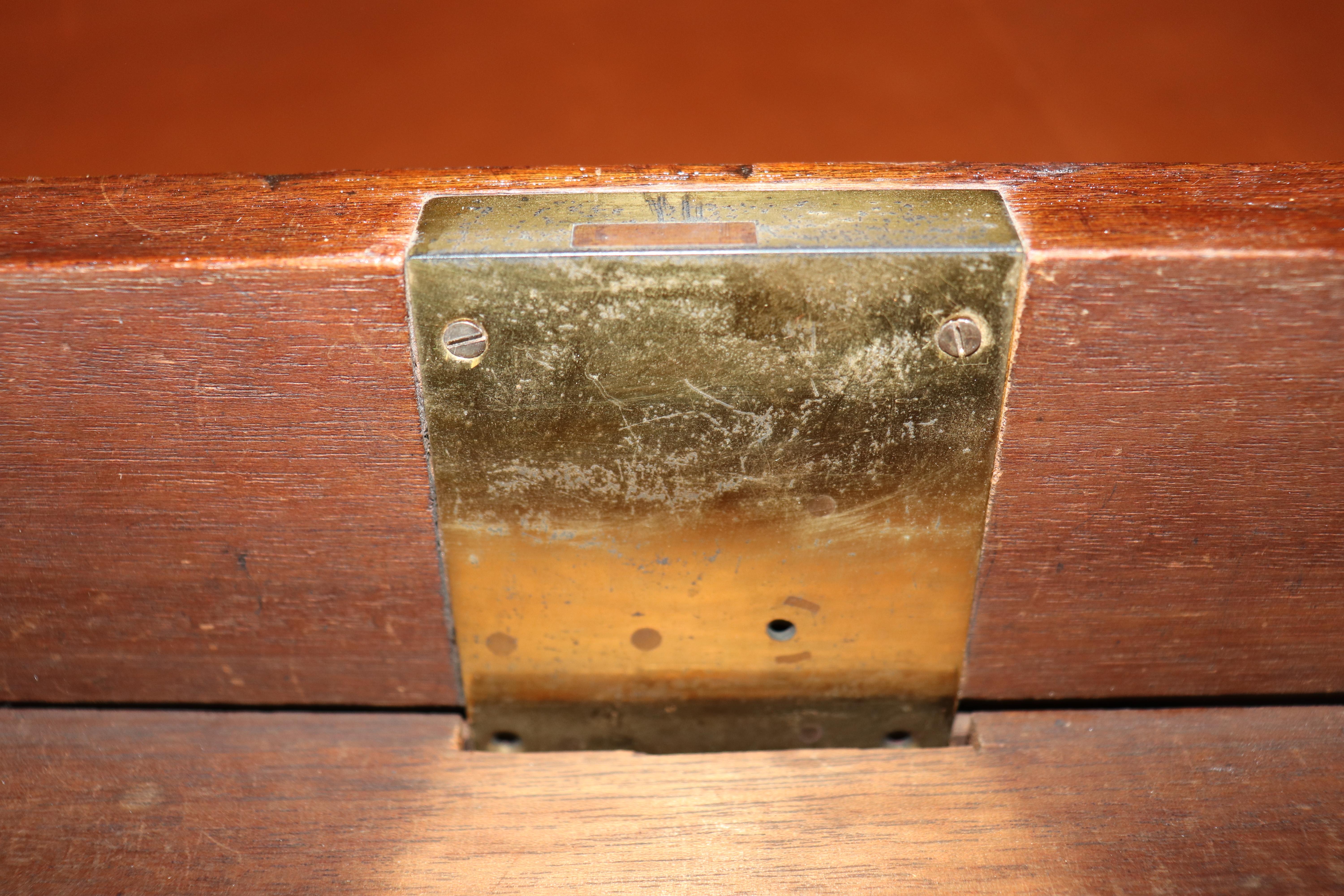 Scrivania in legno di noce intagliato con piano in pelle di qualità pregiata, in stile francese Luigi XV con bronzo dorato in vendita 1