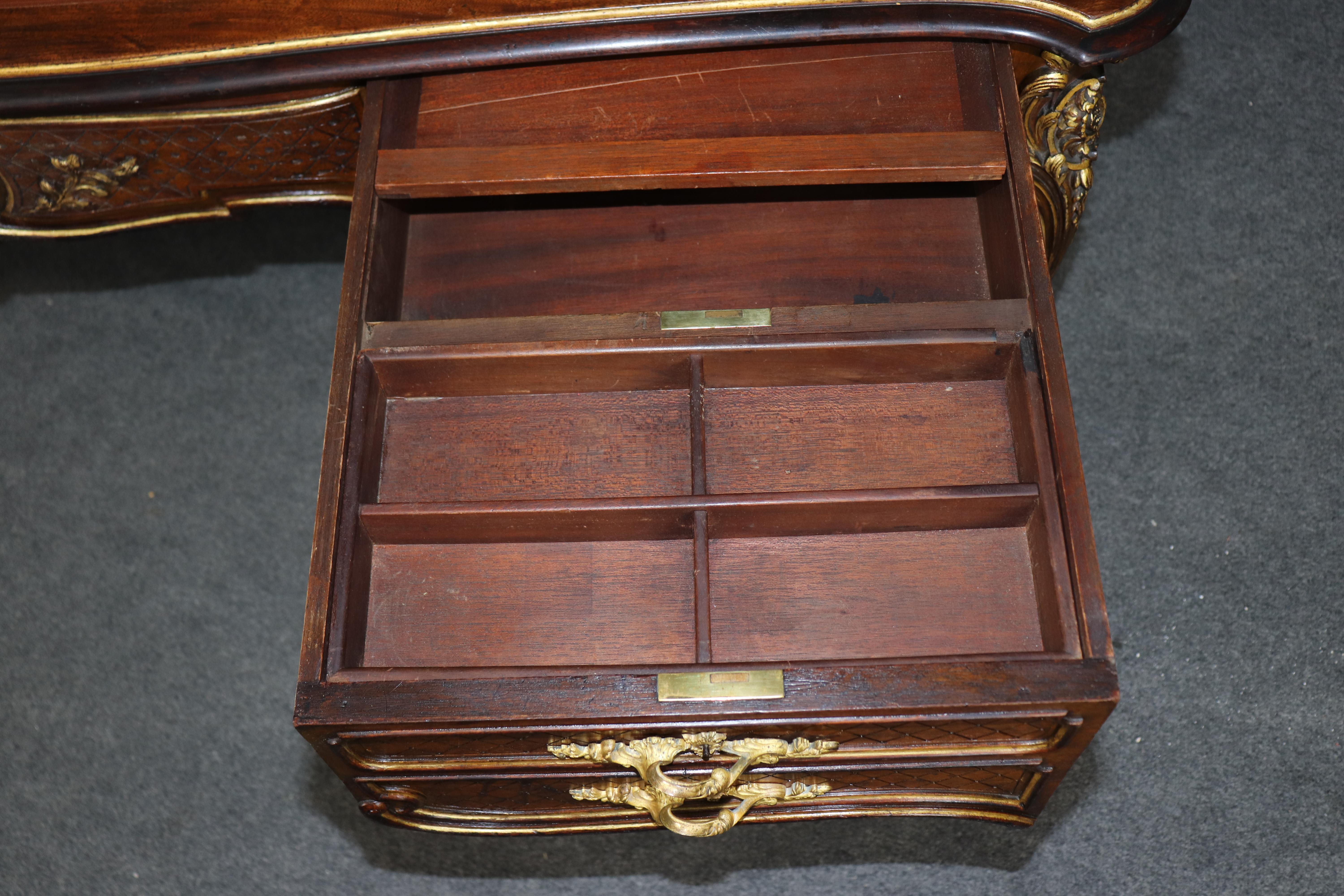 Scrivania in legno di noce intagliato con piano in pelle di qualità pregiata, in stile francese Luigi XV con bronzo dorato in vendita 2