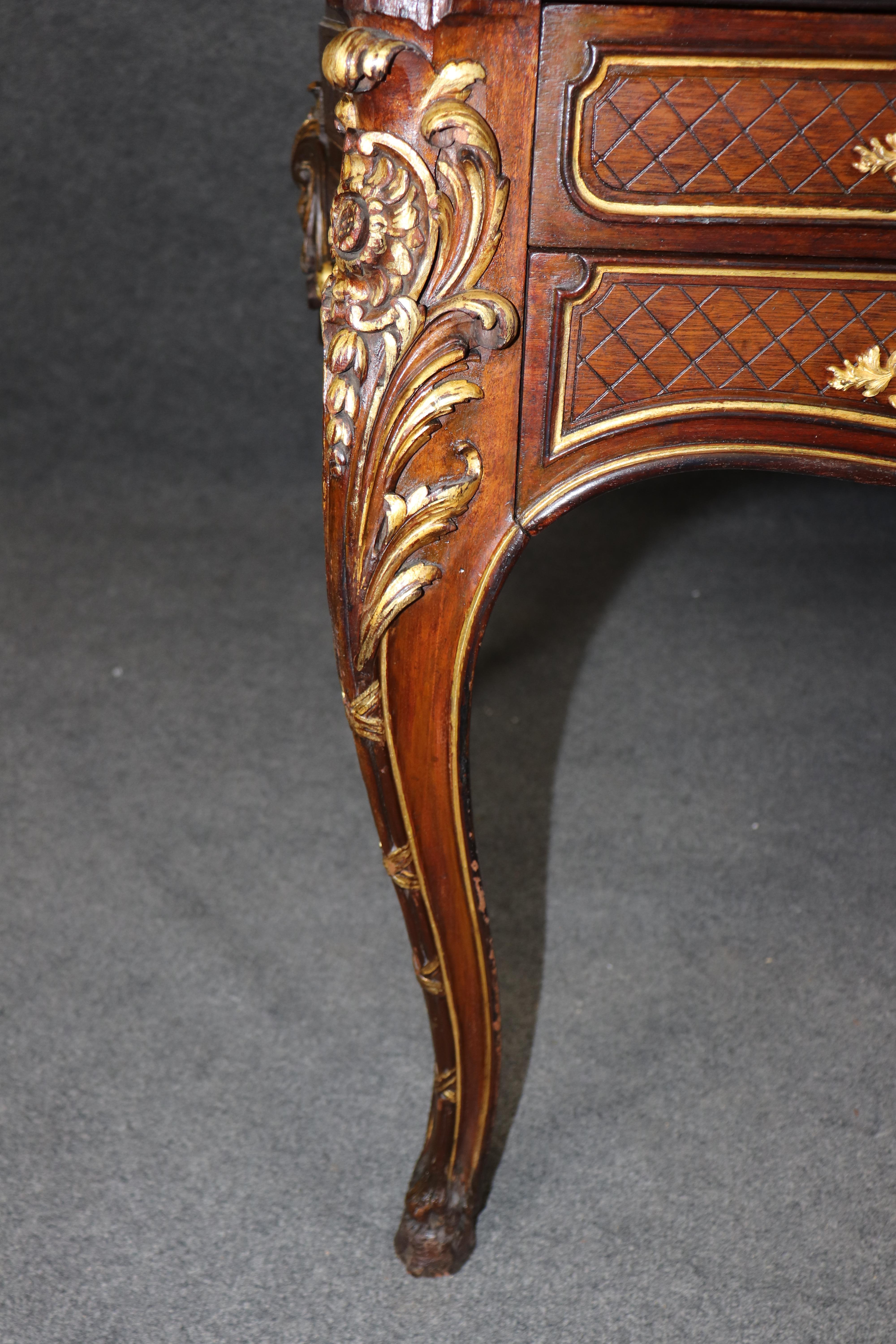Scrivania in legno di noce intagliato con piano in pelle di qualità pregiata, in stile francese Luigi XV con bronzo dorato in vendita 3