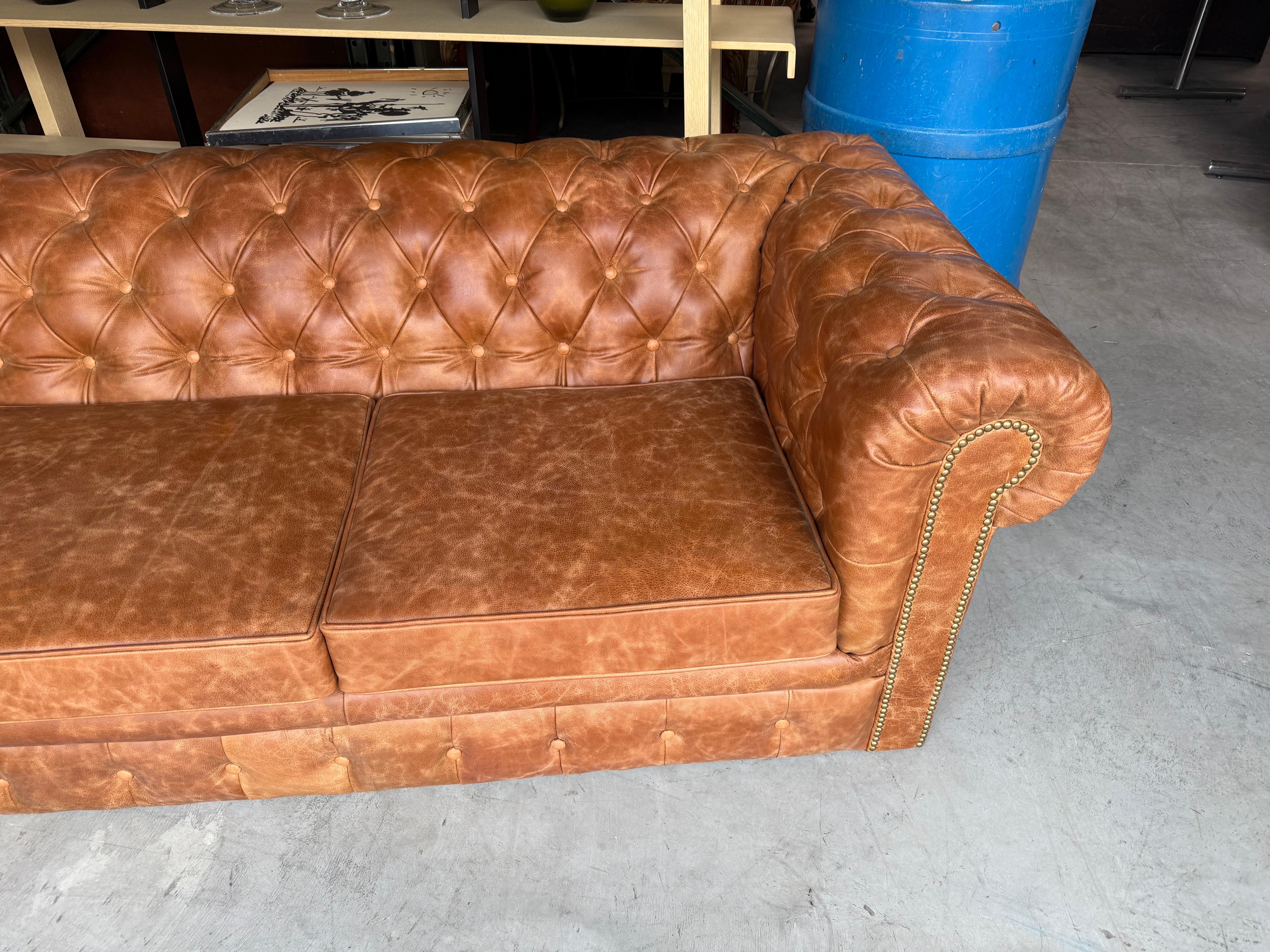 Fine Quality Light Brown Distressed Leather English Chesterfield Sofa 8ft lang. (Europäisch) im Angebot