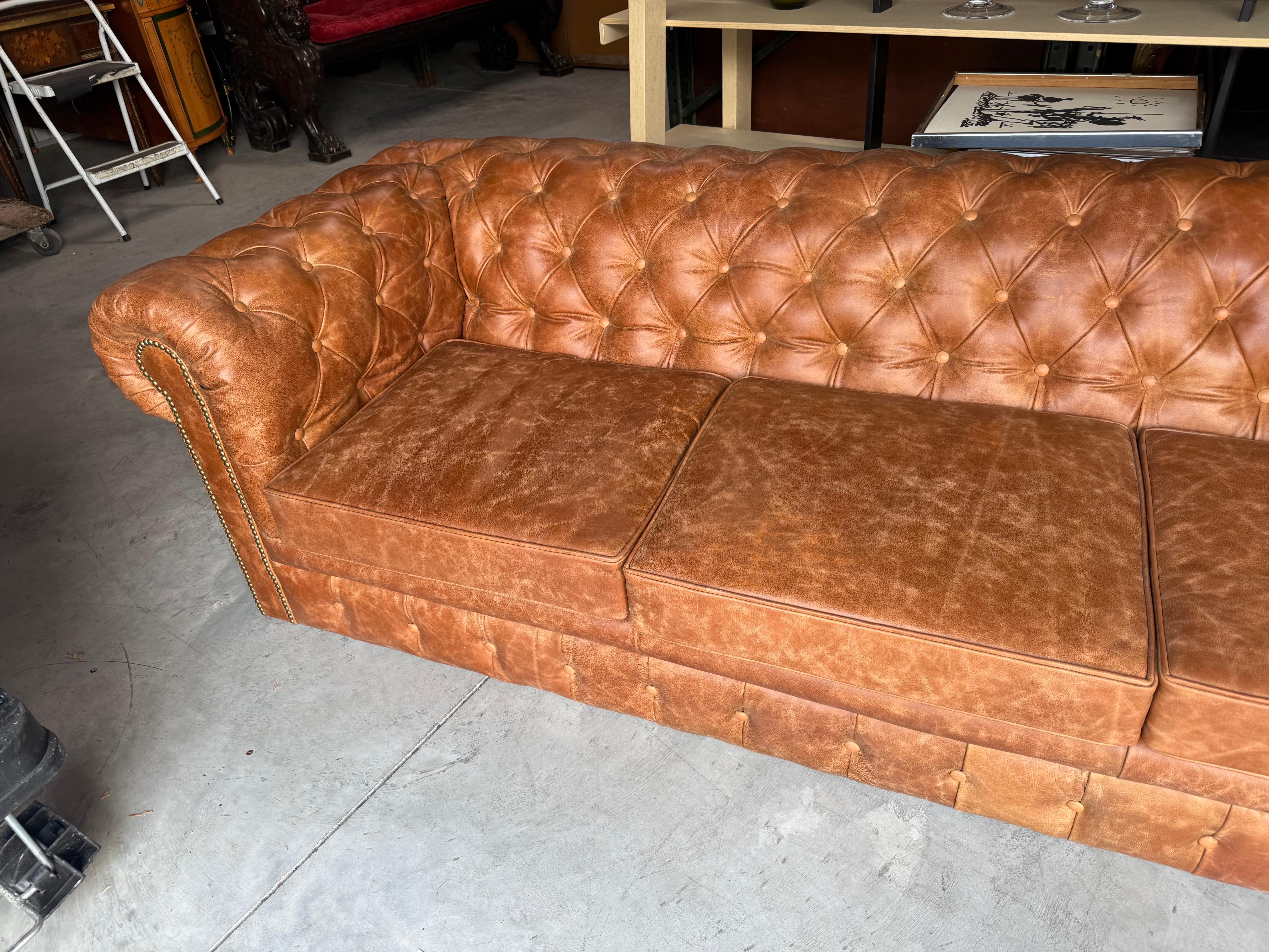 Fine Quality Light Brown Distressed Leather English Chesterfield Sofa 8ft lang. im Zustand „Gut“ im Angebot in Swedesboro, NJ